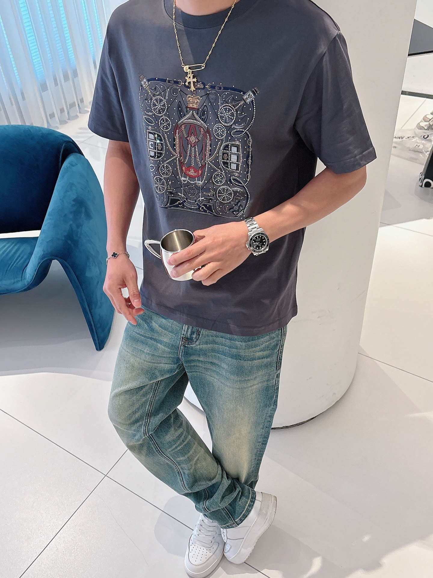 2025春夏系列新品🇨🇳
HERMES 爱马仕秀场同款T恤 ✨此款T恤定制面料饰有H家3D印花➕烫钻工