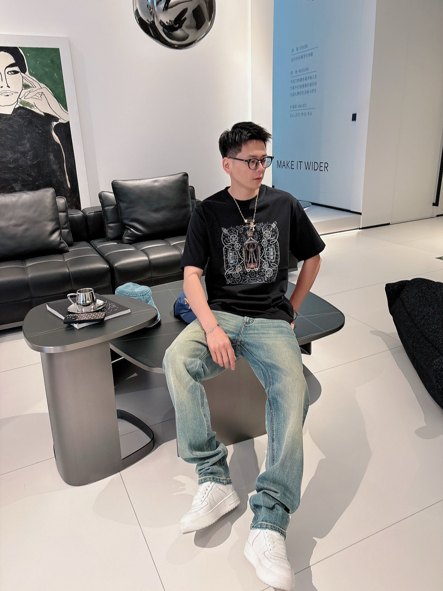  2025春夏系列新品🇨🇳
HERMES 爱马仕秀场同款T恤 ✨此款T恤定制面料饰有H家3D印花➕烫钻工