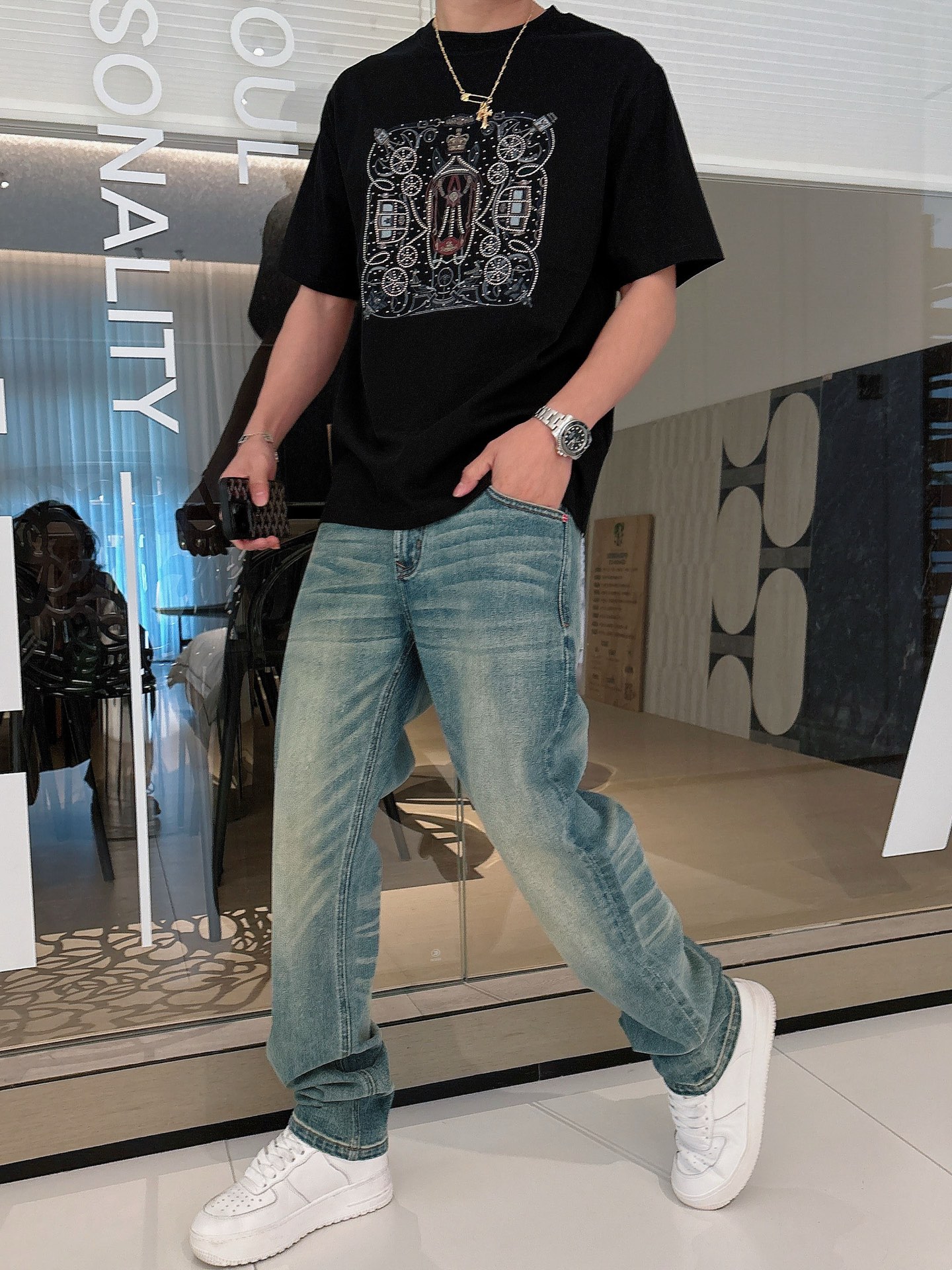  2025春夏系列新品🇨🇳
HERMES 爱马仕秀场同款T恤 ✨此款T恤定制面料饰有H家3D印花➕烫钻工