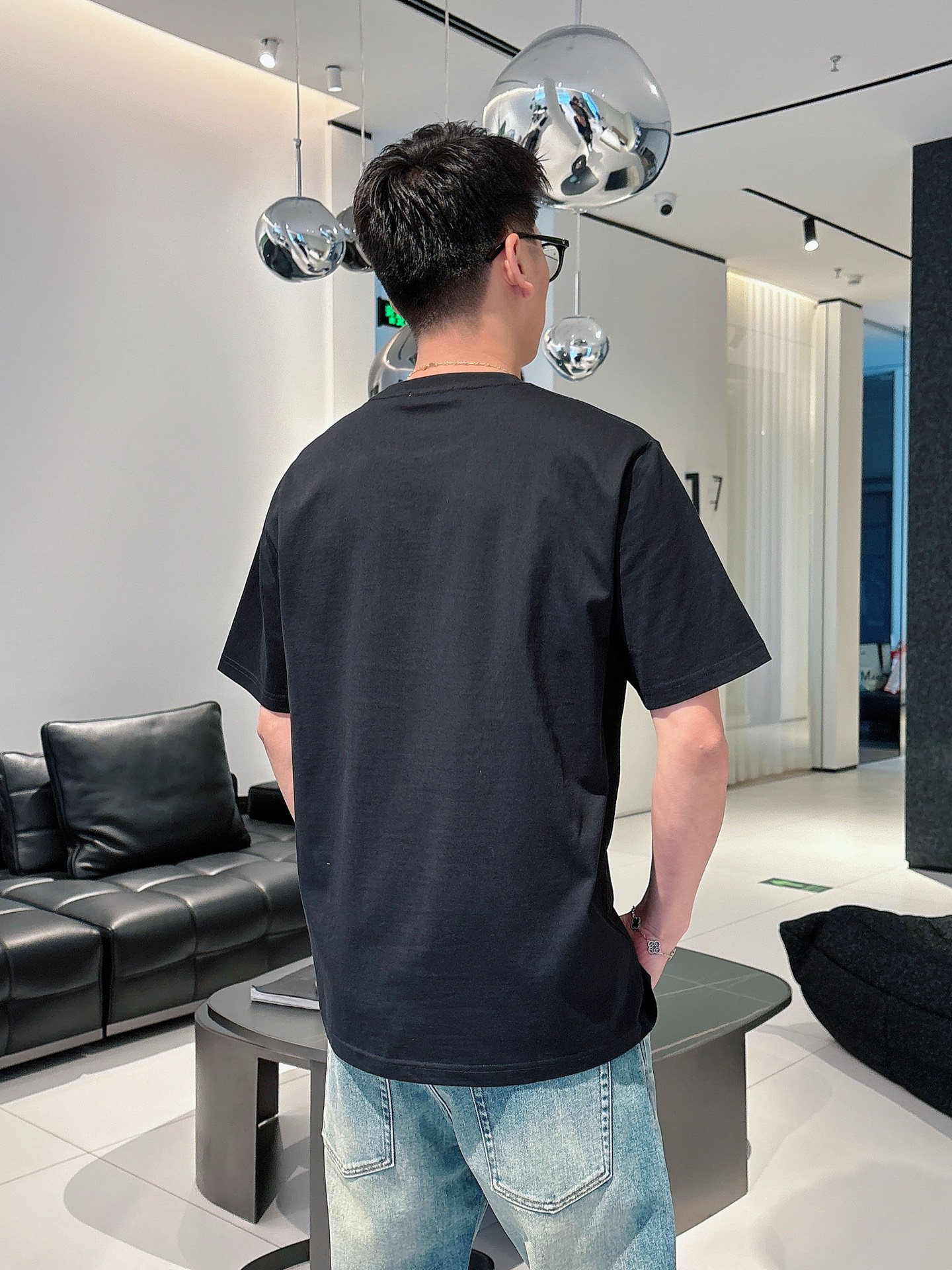  2025春夏系列新品🇨🇳
HERMES 爱马仕秀场同款T恤 ✨此款T恤定制面料饰有H家3D印花➕烫钻工