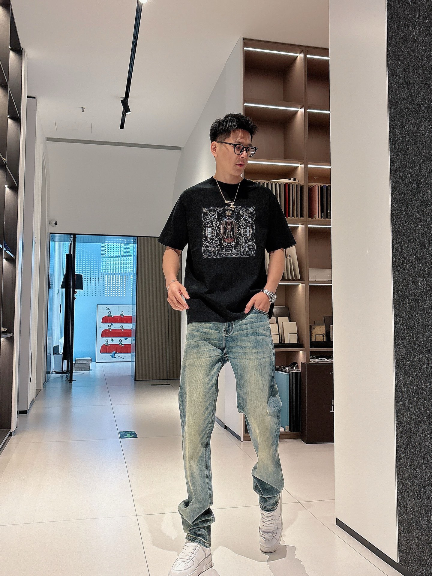  2025春夏系列新品🇨🇳
HERMES 爱马仕秀场同款T恤 ✨此款T恤定制面料饰有H家3D印花➕烫钻工