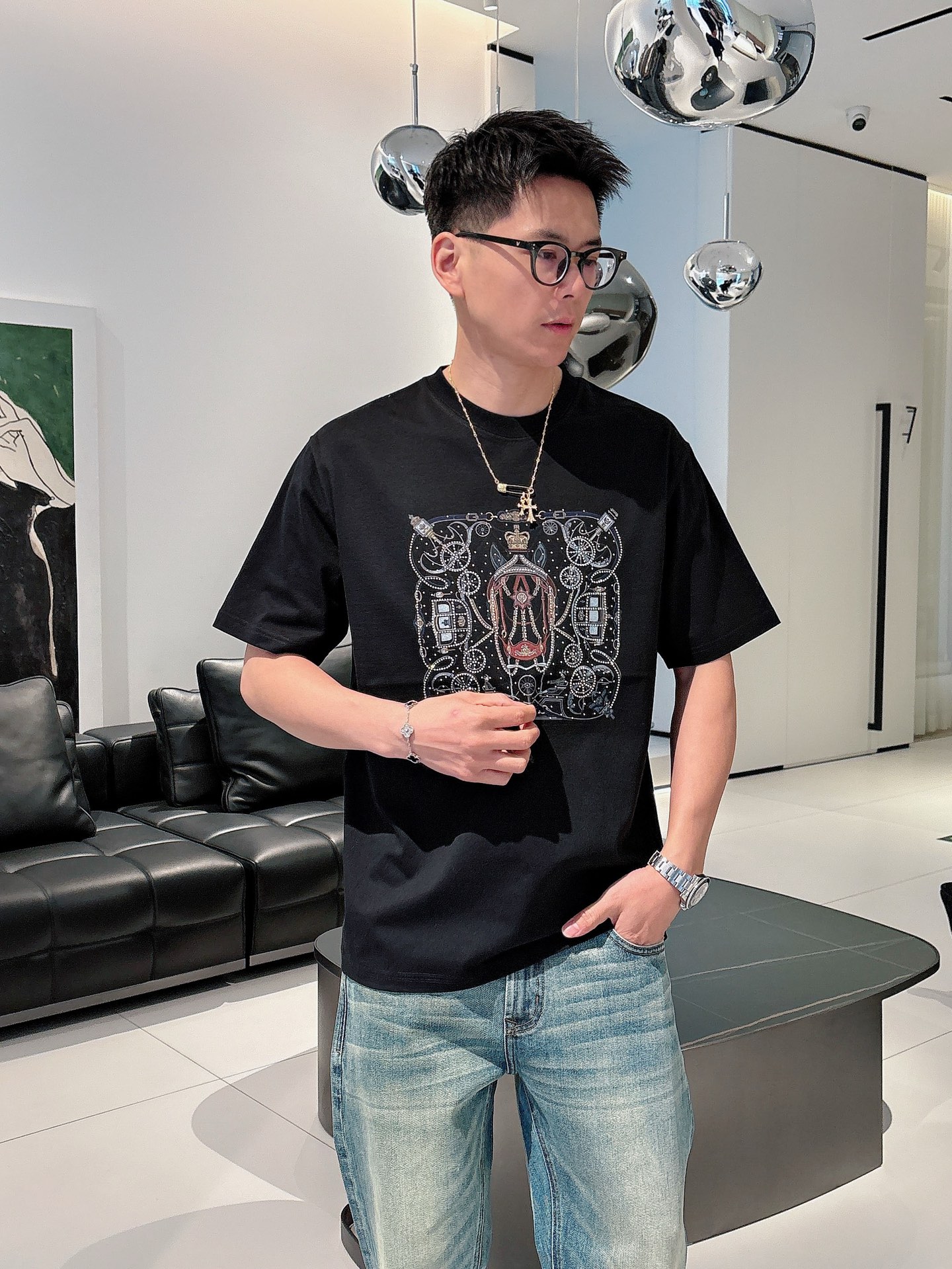  2025春夏系列新品🇨🇳
HERMES 爱马仕秀场同款T恤 ✨此款T恤定制面料饰有H家3D印花➕烫钻工