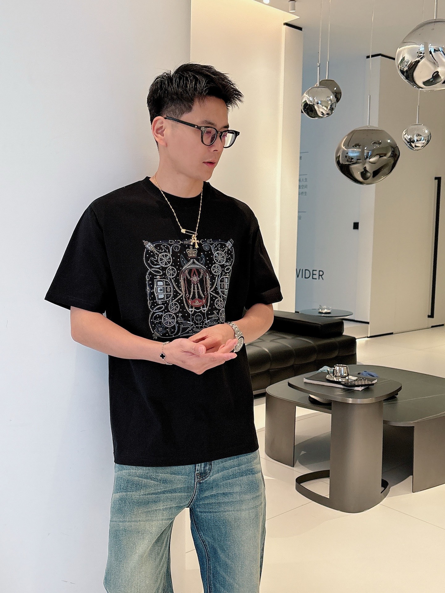  2025春夏系列新品🇨🇳
HERMES 爱马仕秀场同款T恤 ✨此款T恤定制面料饰有H家3D印花➕烫钻工