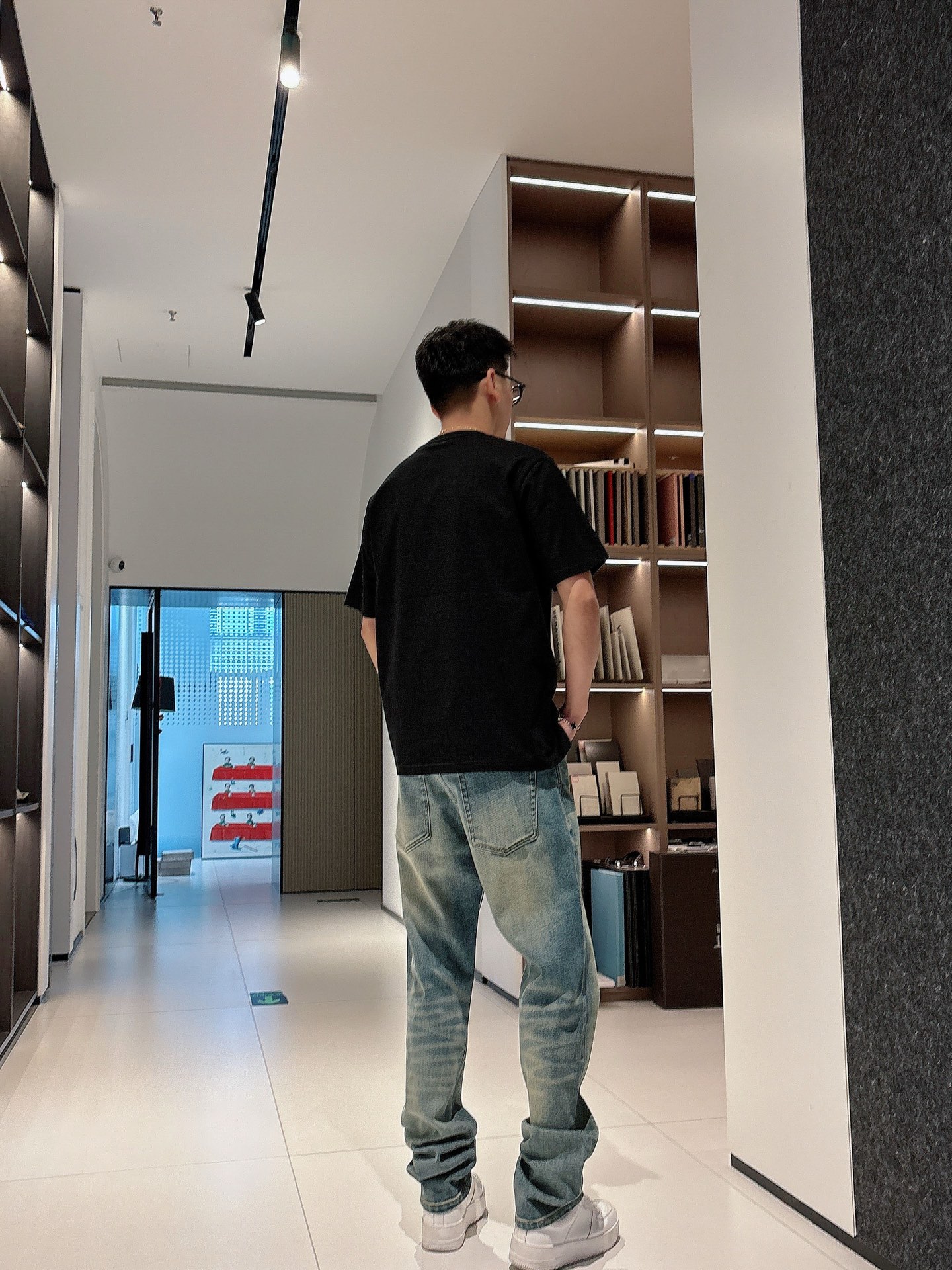  2025春夏系列新品🇨🇳
HERMES 爱马仕秀场同款T恤 ✨此款T恤定制面料饰有H家3D印花➕烫钻工