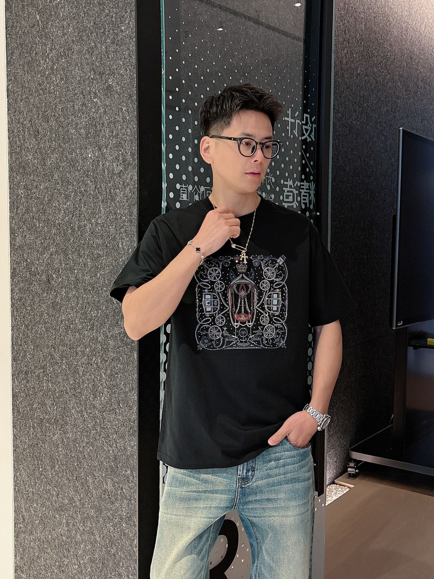  2025春夏系列新品🇨🇳
HERMES 爱马仕秀场同款T恤 ✨此款T恤定制面料饰有H家3D印花➕烫钻工