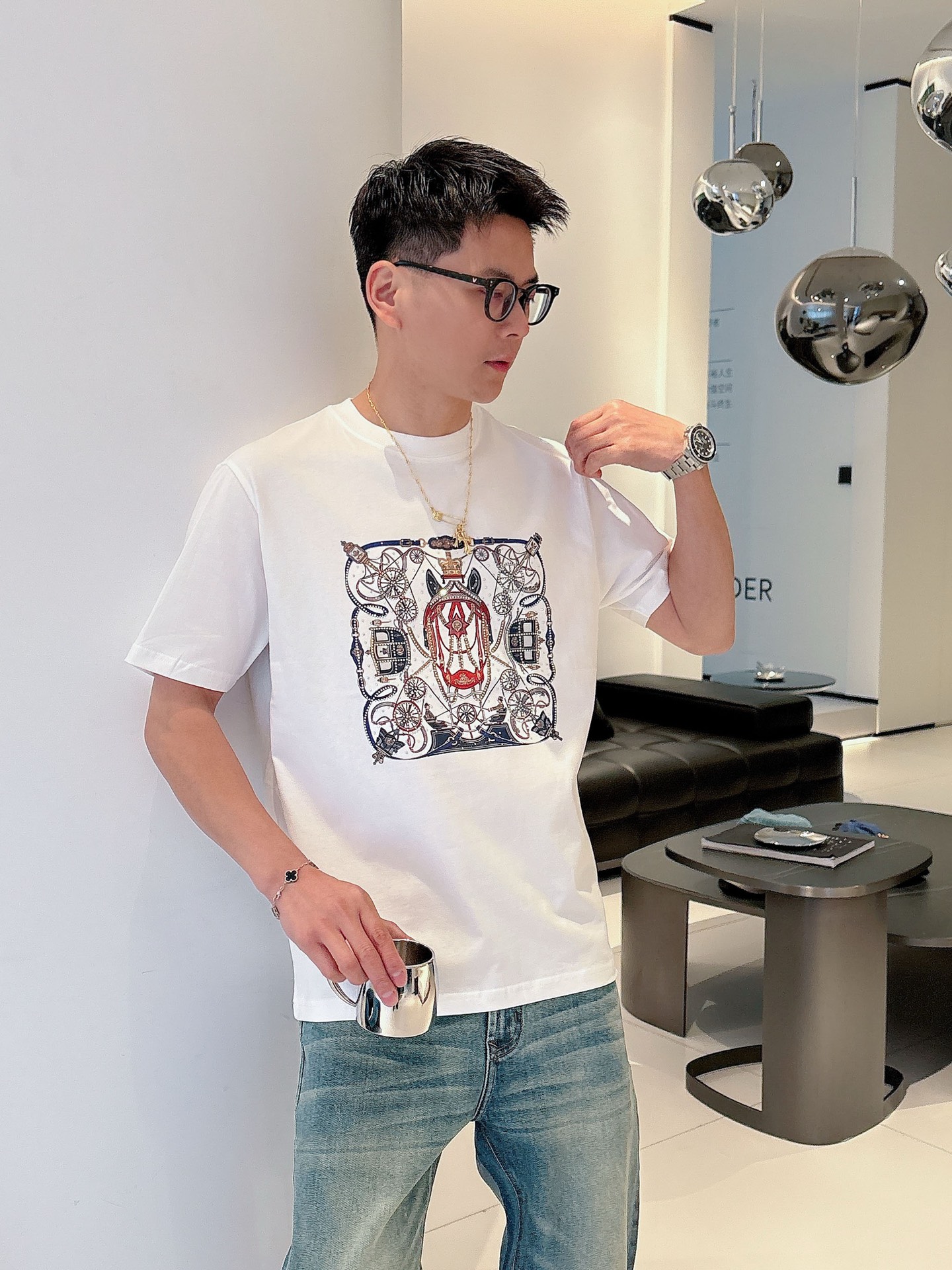  2025春夏系列新品🇨🇳
HERMES 爱马仕秀场同款T恤 ✨此款T恤定制面料饰有H家3D印花➕烫钻工