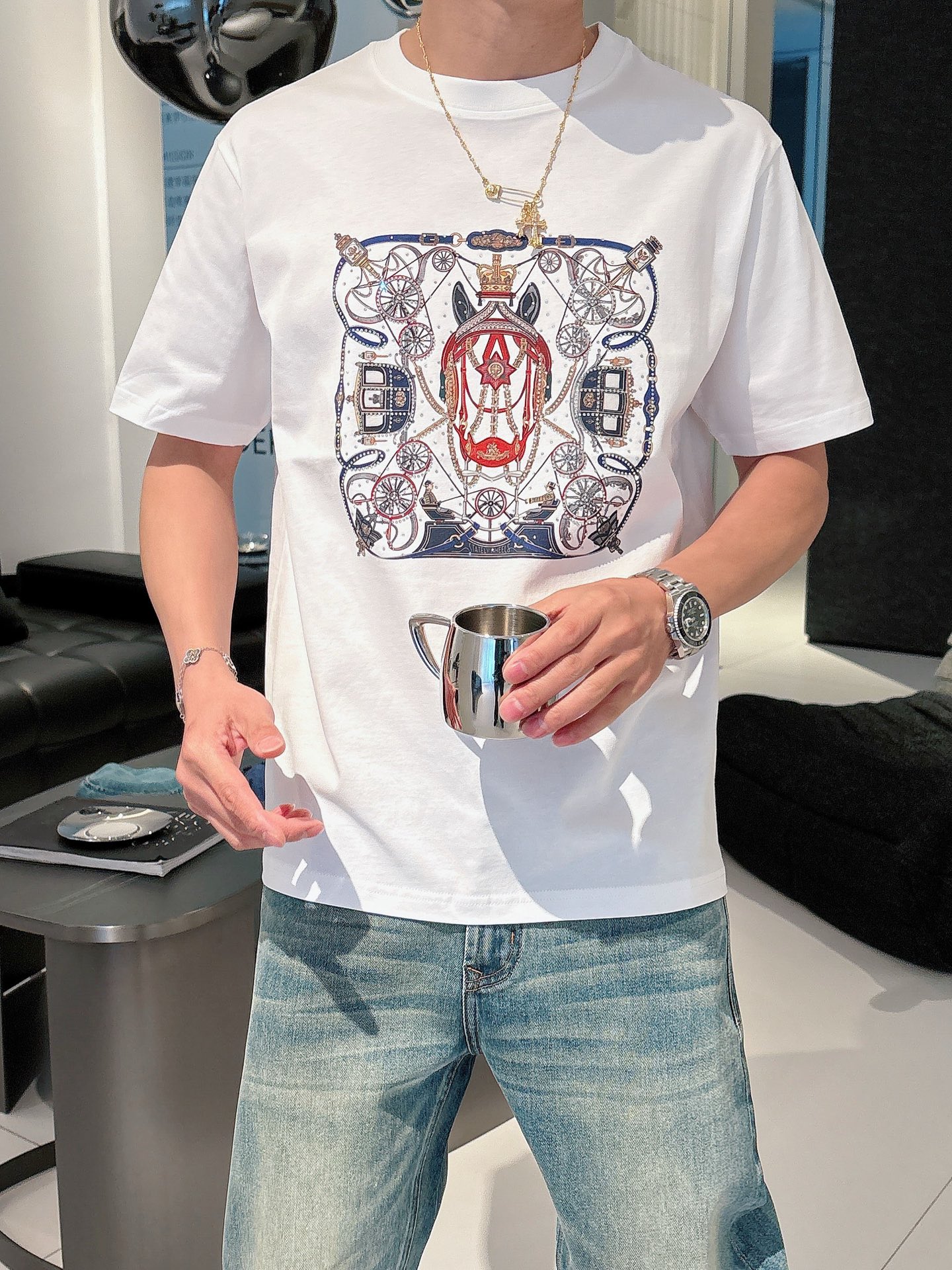  2025春夏系列新品🇨🇳
HERMES 爱马仕秀场同款T恤 ✨此款T恤定制面料饰有H家3D印花➕烫钻工