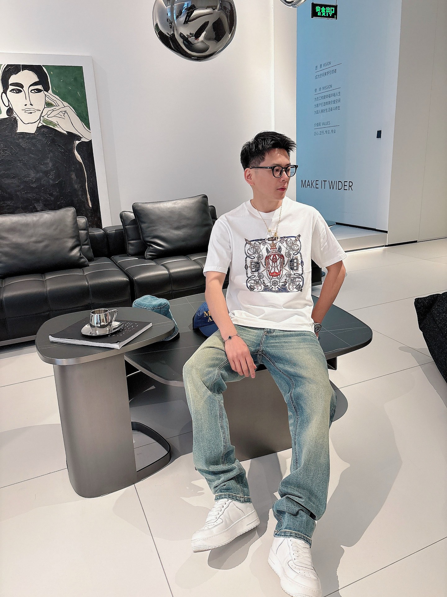  2025春夏系列新品🇨🇳
HERMES 爱马仕秀场同款T恤 ✨此款T恤定制面料饰有H家3D印花➕烫钻工