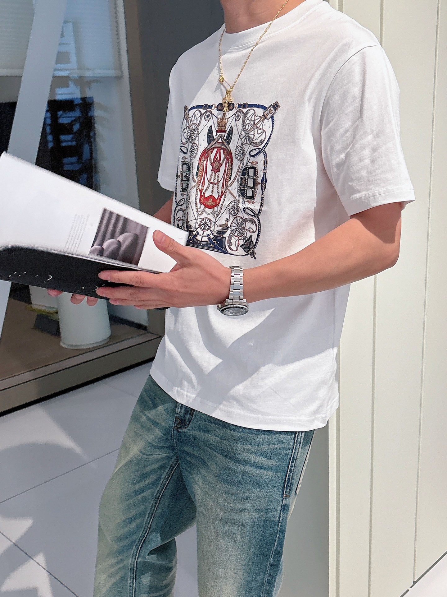  2025春夏系列新品🇨🇳
HERMES 爱马仕秀场同款T恤 ✨此款T恤定制面料饰有H家3D印花➕烫钻工