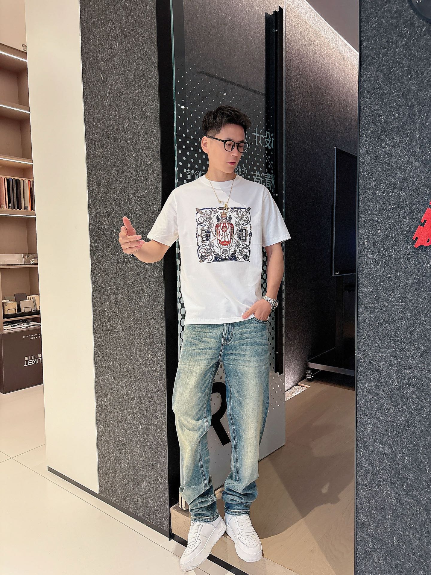  2025春夏系列新品🇨🇳
HERMES 爱马仕秀场同款T恤 ✨此款T恤定制面料饰有H家3D印花➕烫钻工