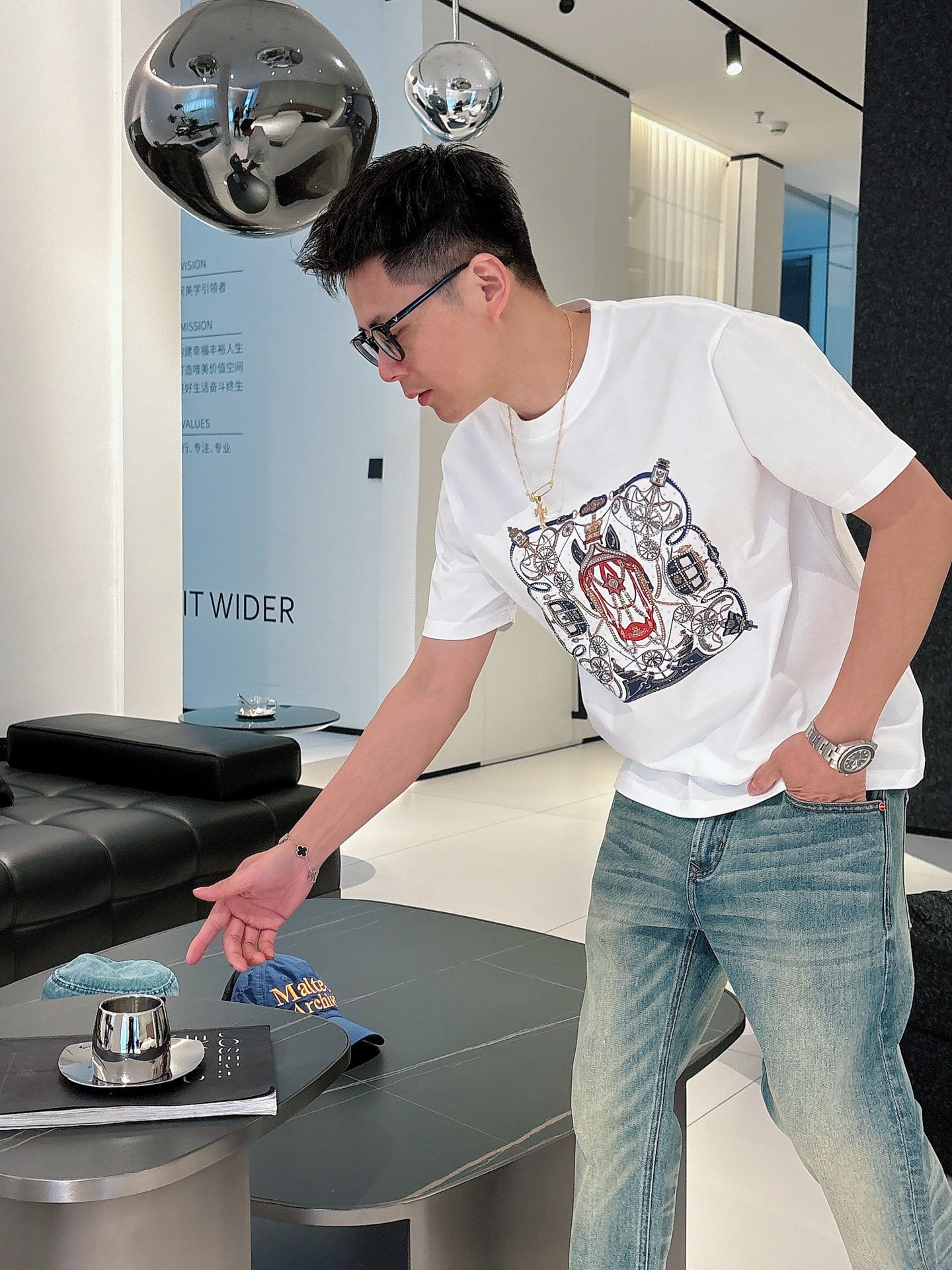  2025春夏系列新品🇨🇳
HERMES 爱马仕秀场同款T恤 ✨此款T恤定制面料饰有H家3D印花➕烫钻工