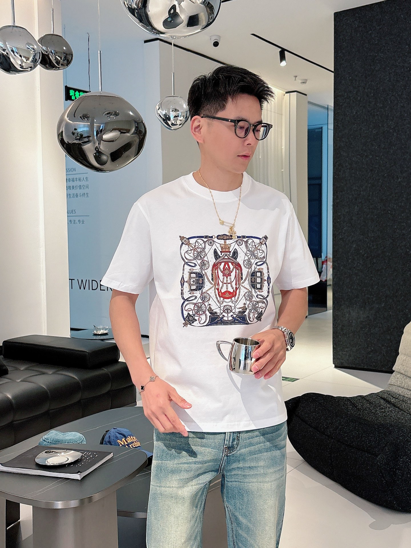  2025春夏系列新品🇨🇳
HERMES 爱马仕秀场同款T恤 ✨此款T恤定制面料饰有H家3D印花➕烫钻工