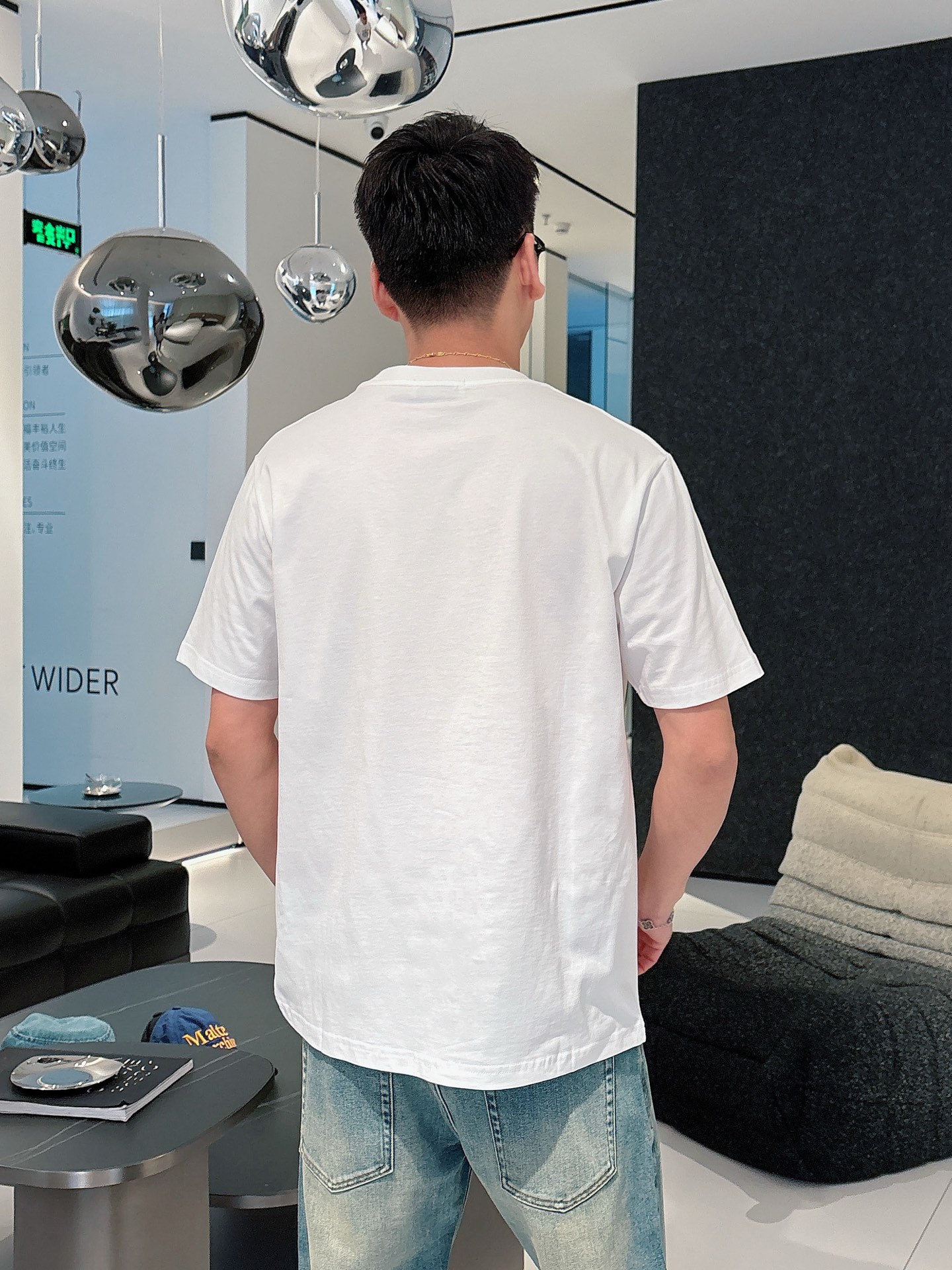  2025春夏系列新品🇨🇳
HERMES 爱马仕秀场同款T恤 ✨此款T恤定制面料饰有H家3D印花➕烫钻工
