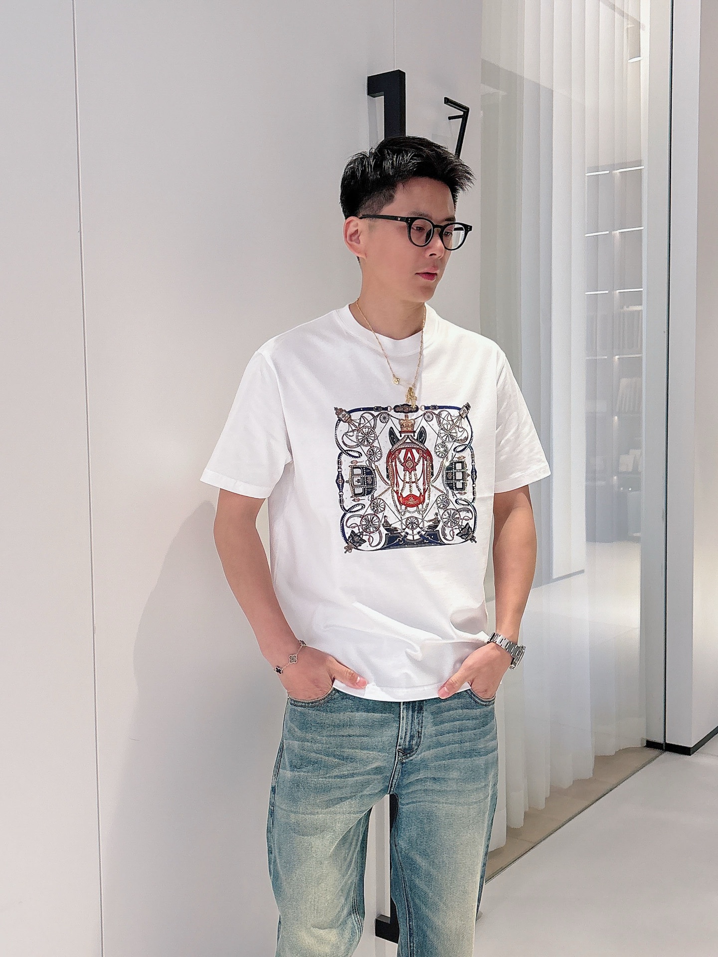  2025春夏系列新品🇨🇳
HERMES 爱马仕秀场同款T恤 ✨此款T恤定制面料饰有H家3D印花➕烫钻工