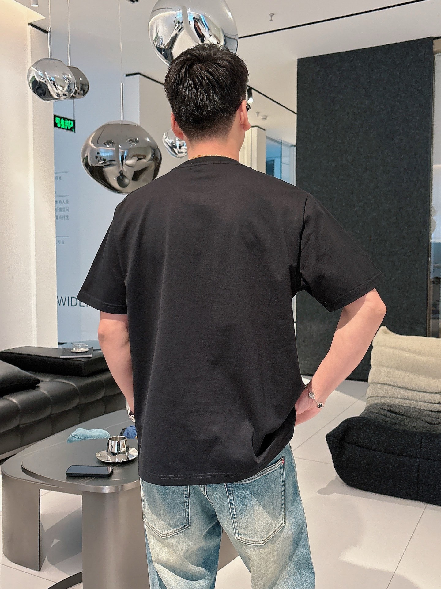  Gucci新品2025ss早春系列浮雕压花➕烫钻字母短袖 T 桖
选用客供定制针织100%纯棉面打造,