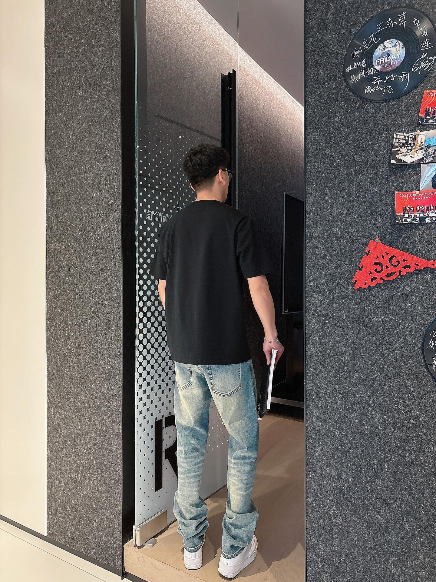  Gucci新品2025ss早春系列浮雕压花➕烫钻字母短袖 T 桖
选用客供定制针织100%纯棉面打造,