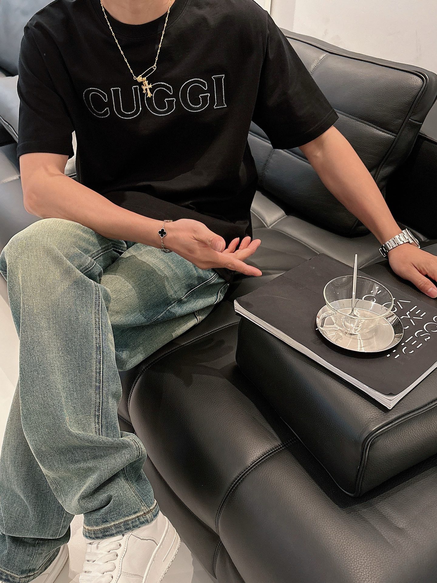  Gucci新品2025ss早春系列浮雕压花➕烫钻字母短袖 T 桖
选用客供定制针织100%纯棉面打造,