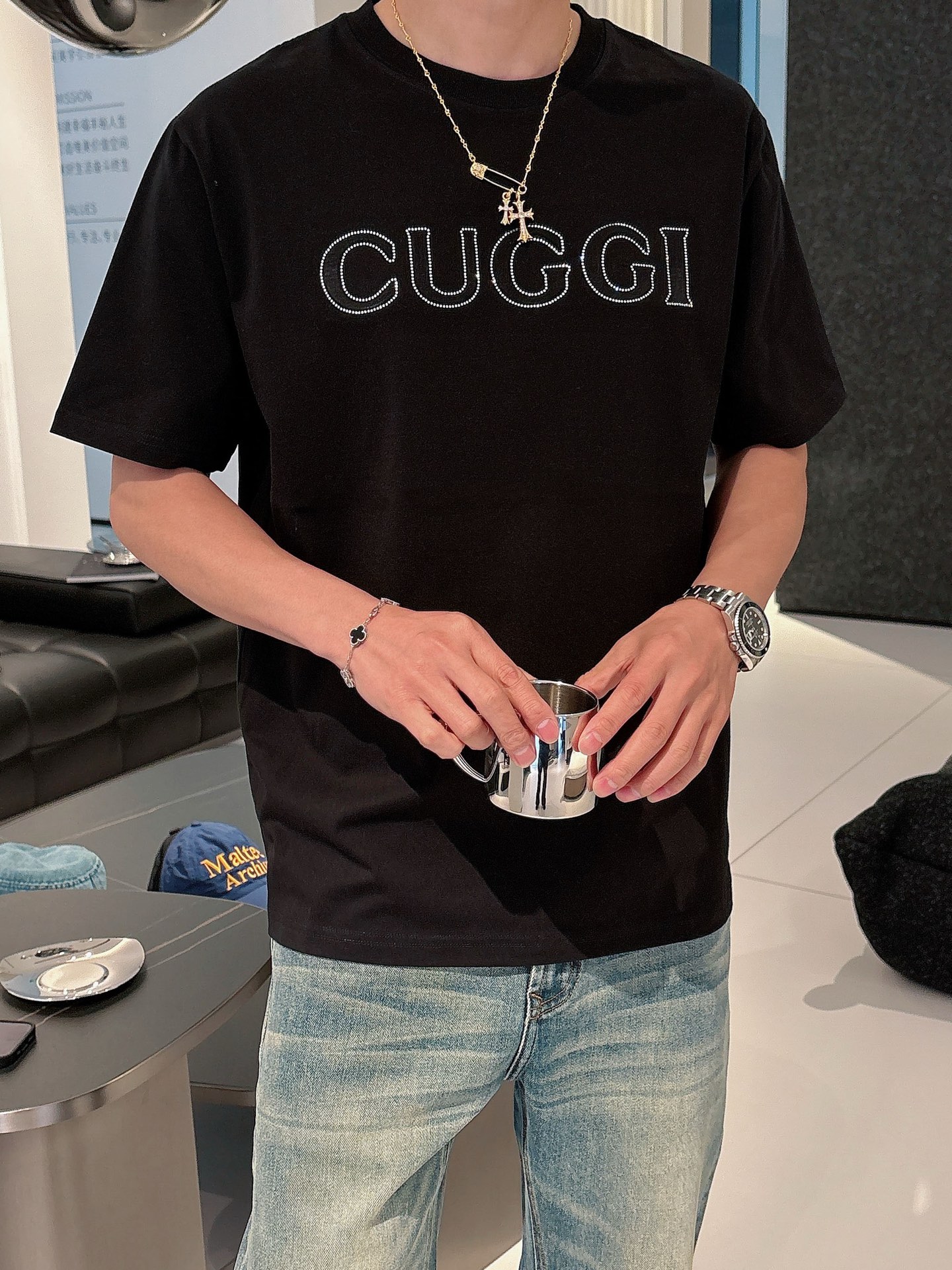  Gucci新品2025ss早春系列浮雕压花➕烫钻字母短袖 T 桖
选用客供定制针织100%纯棉面打造,