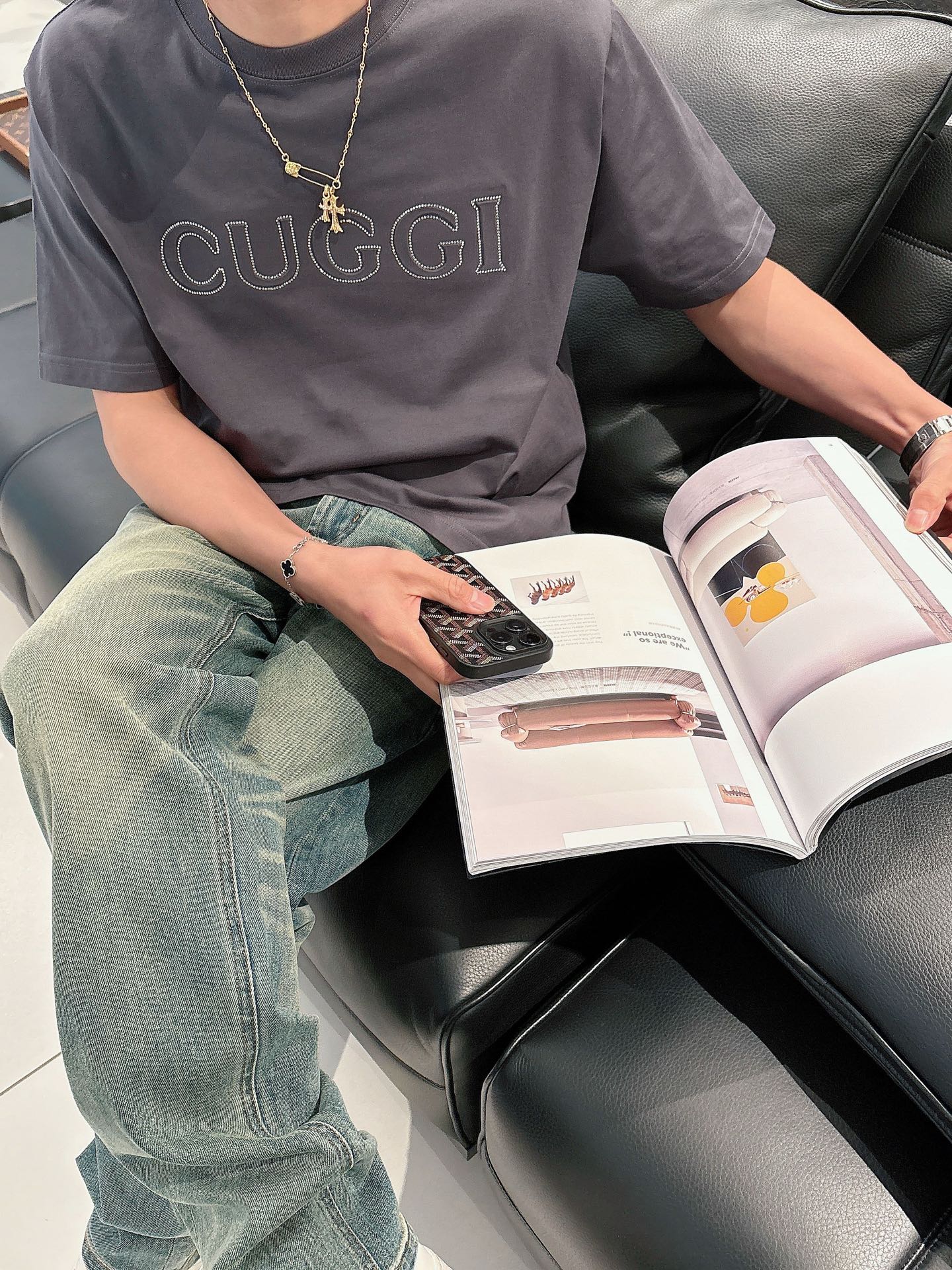  Gucci新品2025ss早春系列浮雕压花➕烫钻字母短袖 T 桖
选用客供定制针织100%纯棉面打造,