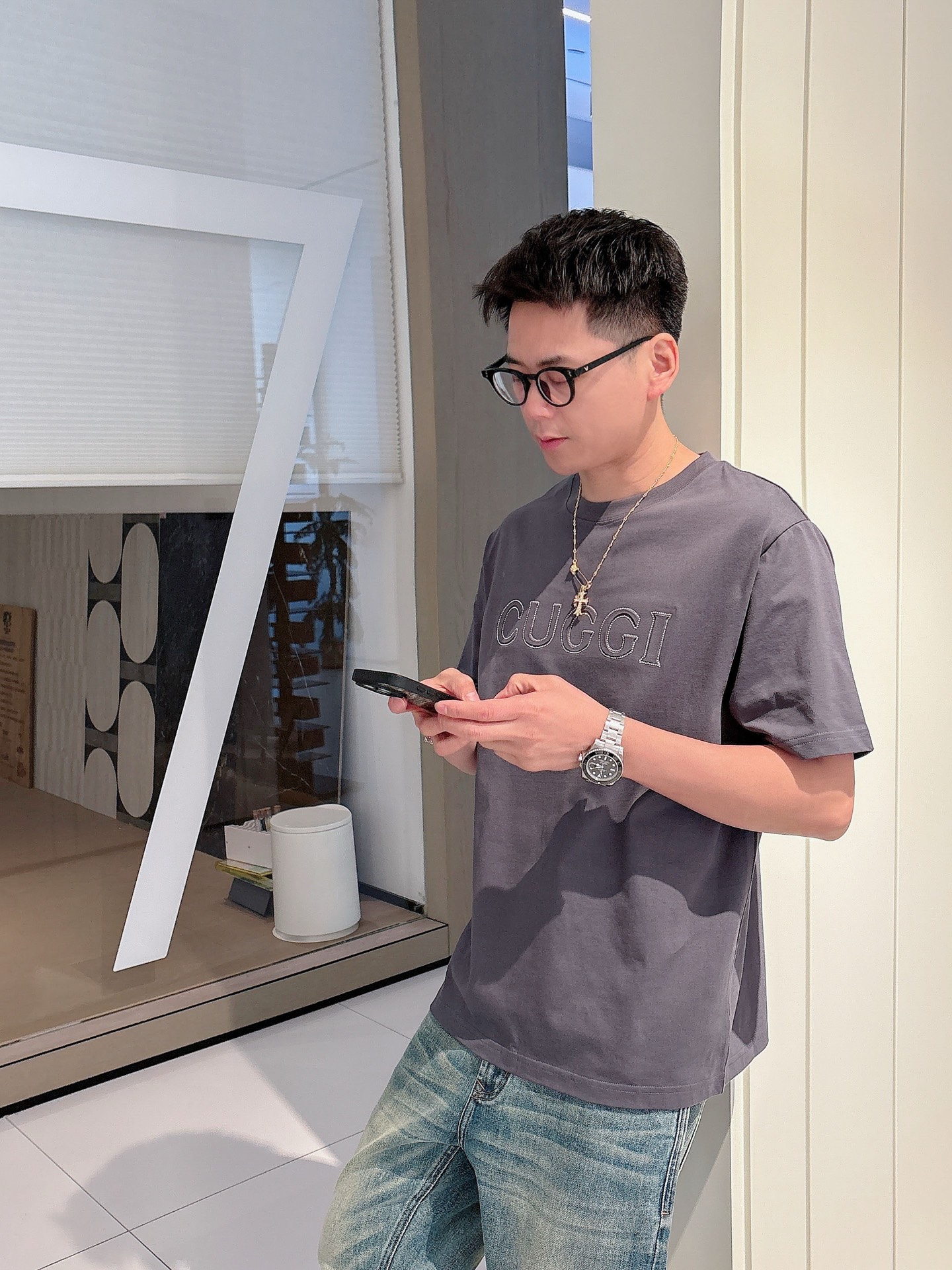  Gucci新品2025ss早春系列浮雕压花➕烫钻字母短袖 T 桖
选用客供定制针织100%纯棉面打造,