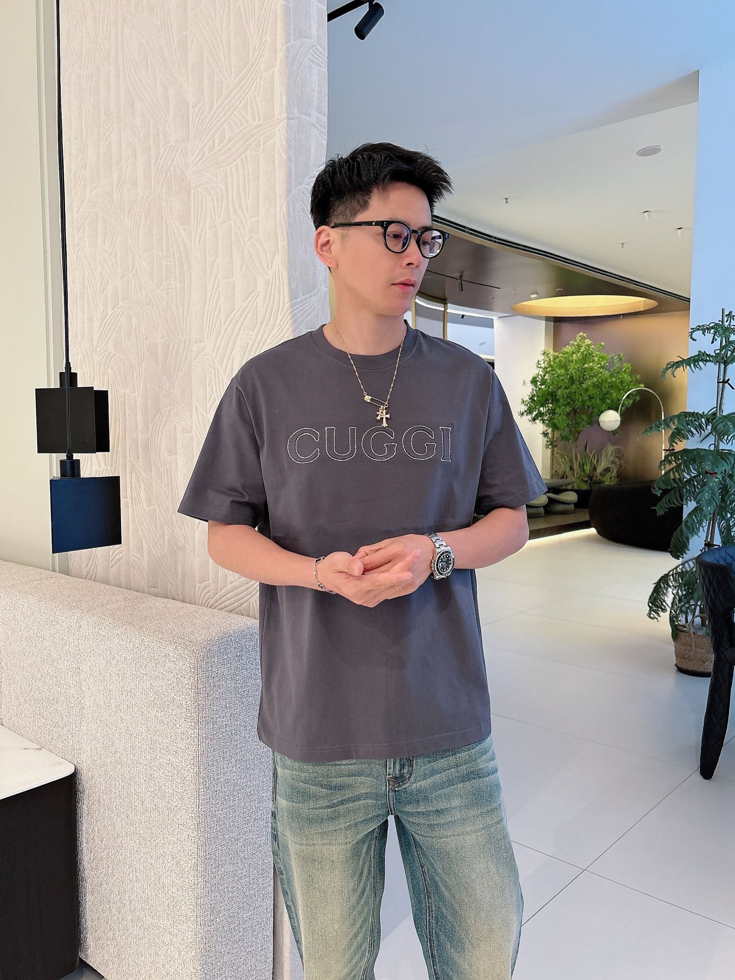  Gucci新品2025ss早春系列浮雕压花➕烫钻字母短袖 T 桖
选用客供定制针织100%纯棉面打造,