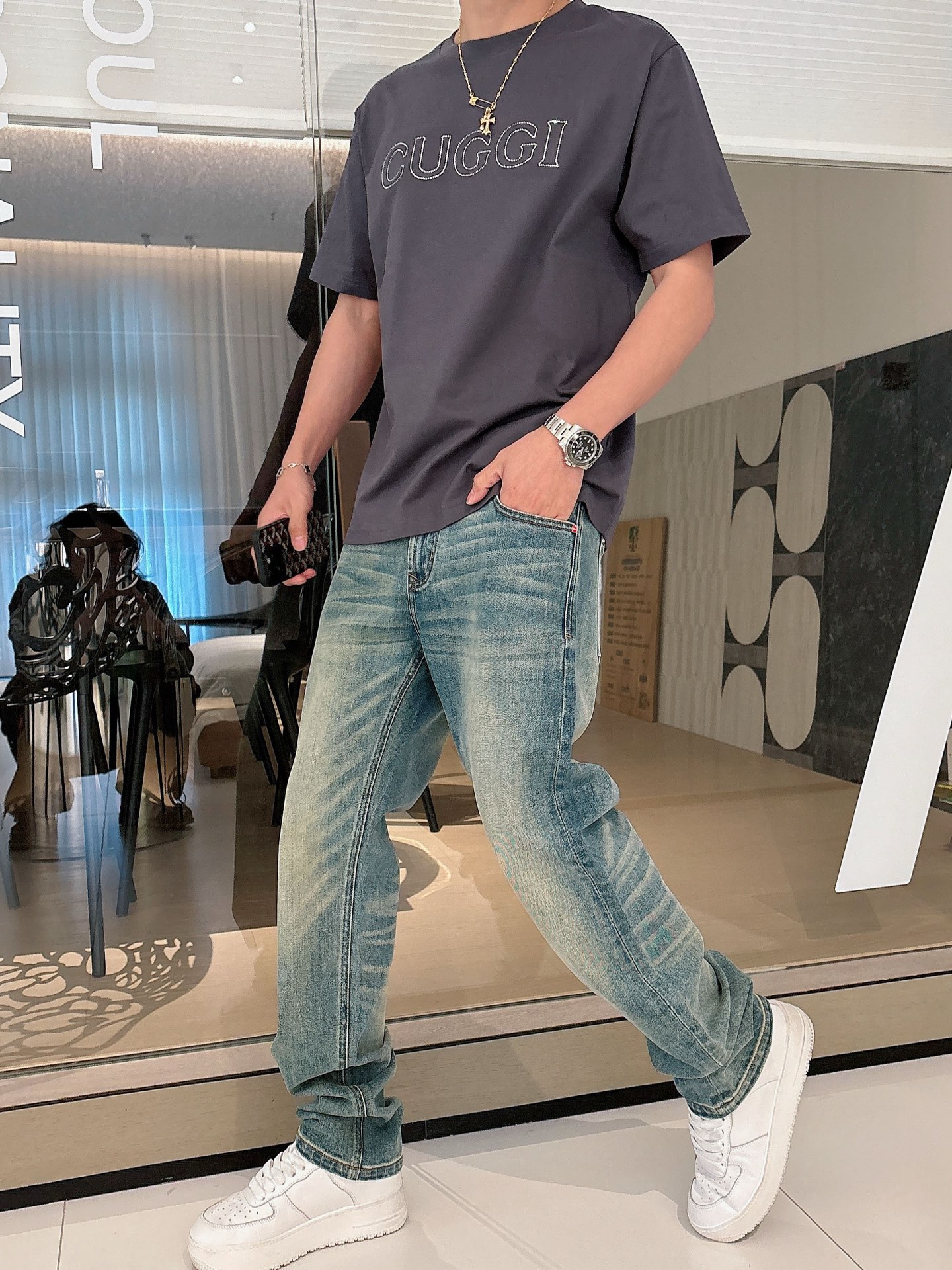  Gucci新品2025ss早春系列浮雕压花➕烫钻字母短袖 T 桖
选用客供定制针织100%纯棉面打造,