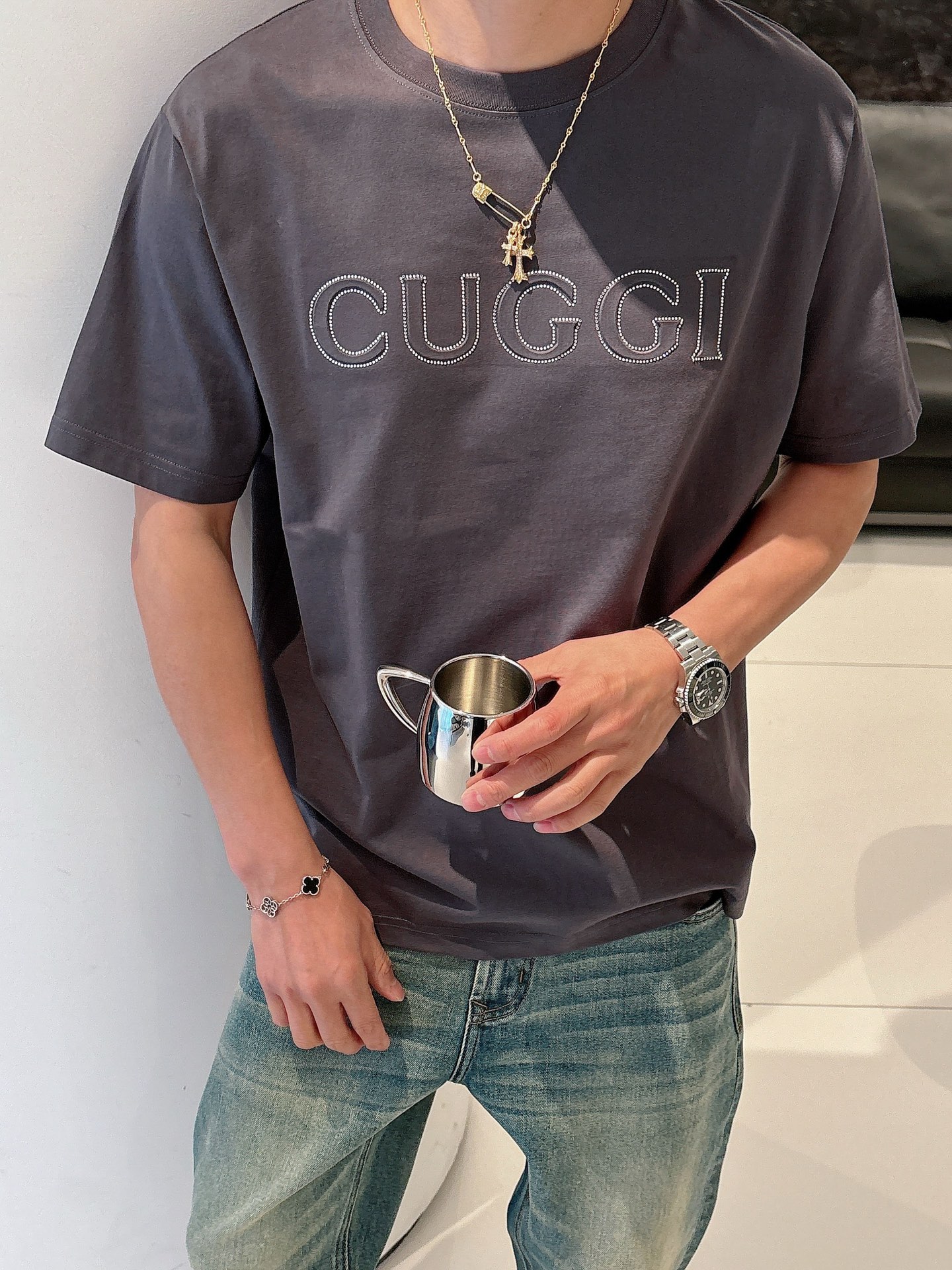  Gucci新品2025ss早春系列浮雕压花➕烫钻字母短袖 T 桖
选用客供定制针织100%纯棉面打造,
