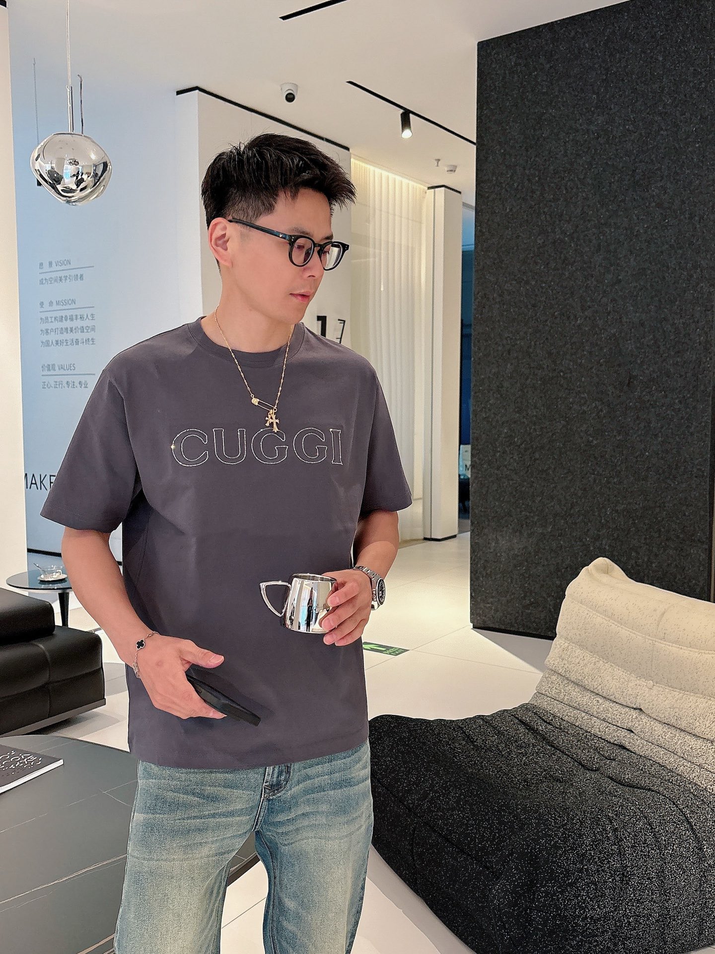  Gucci新品2025ss早春系列浮雕压花➕烫钻字母短袖 T 桖
选用客供定制针织100%纯棉面打造,