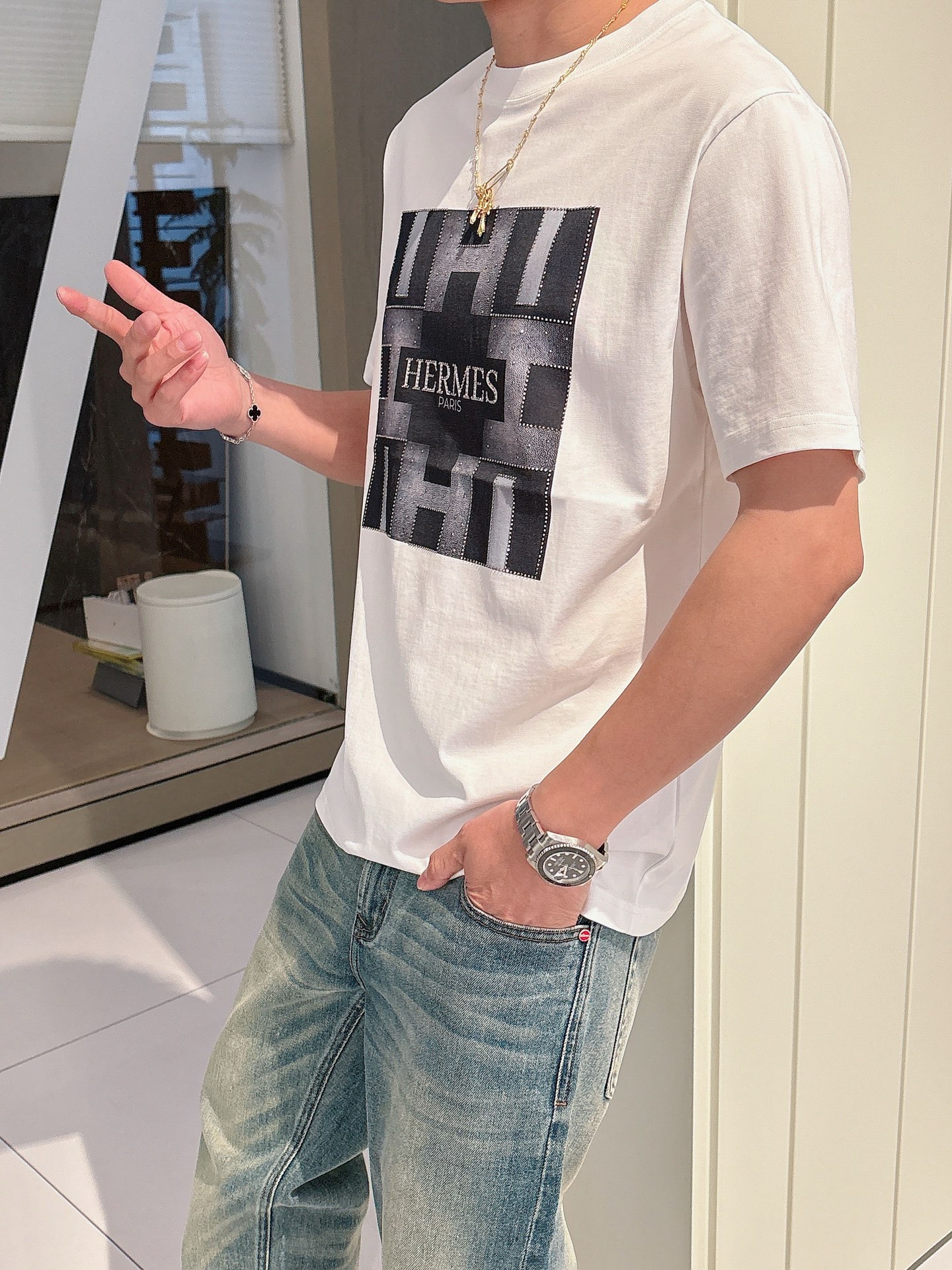  2025春夏系列新品🇨🇳
HERMES 爱马仕秀场同款T恤 ✨此款T恤定制面料饰有H家3D印花➕烫钻工