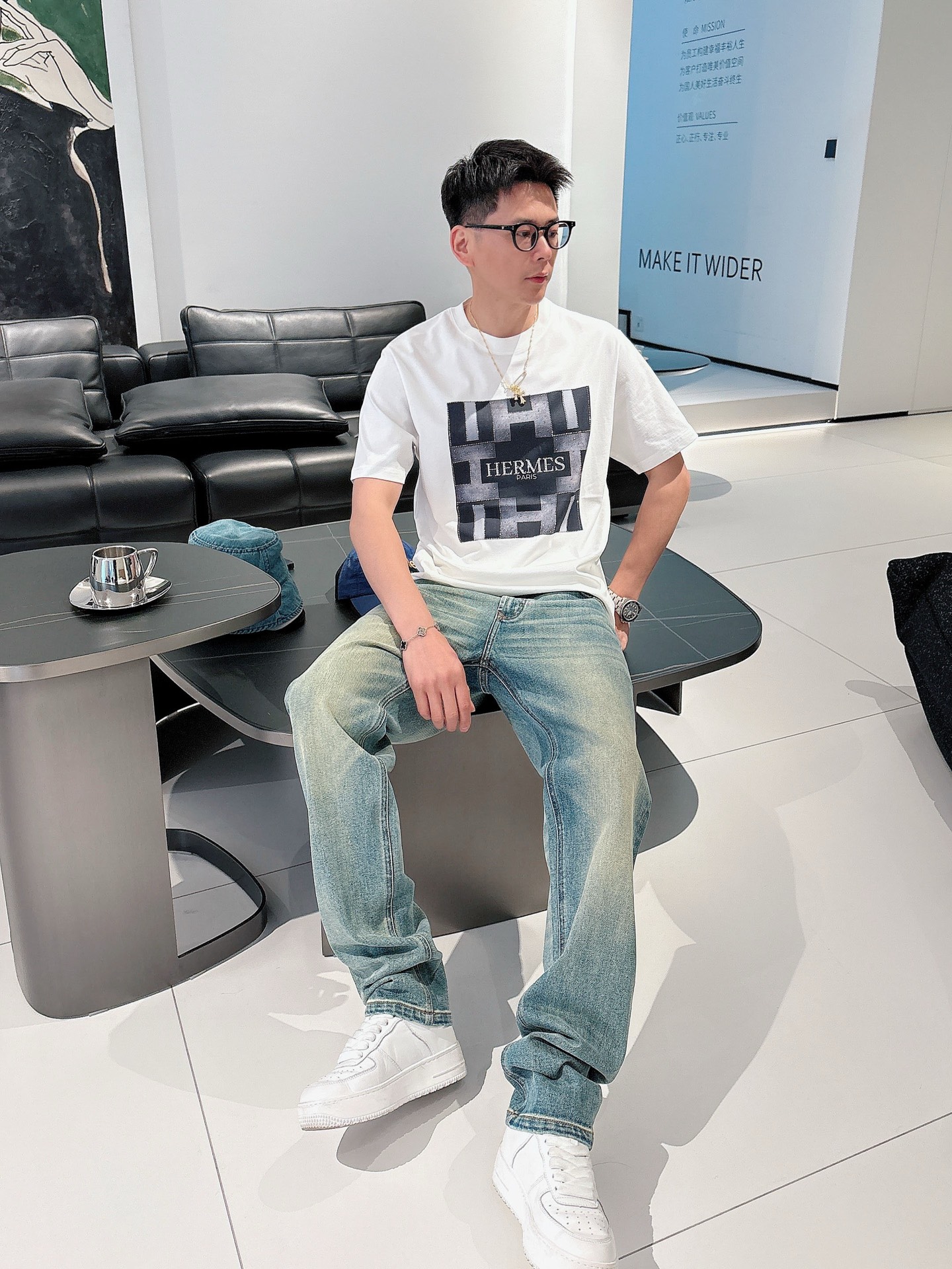  2025春夏系列新品🇨🇳
HERMES 爱马仕秀场同款T恤 ✨此款T恤定制面料饰有H家3D印花➕烫钻工