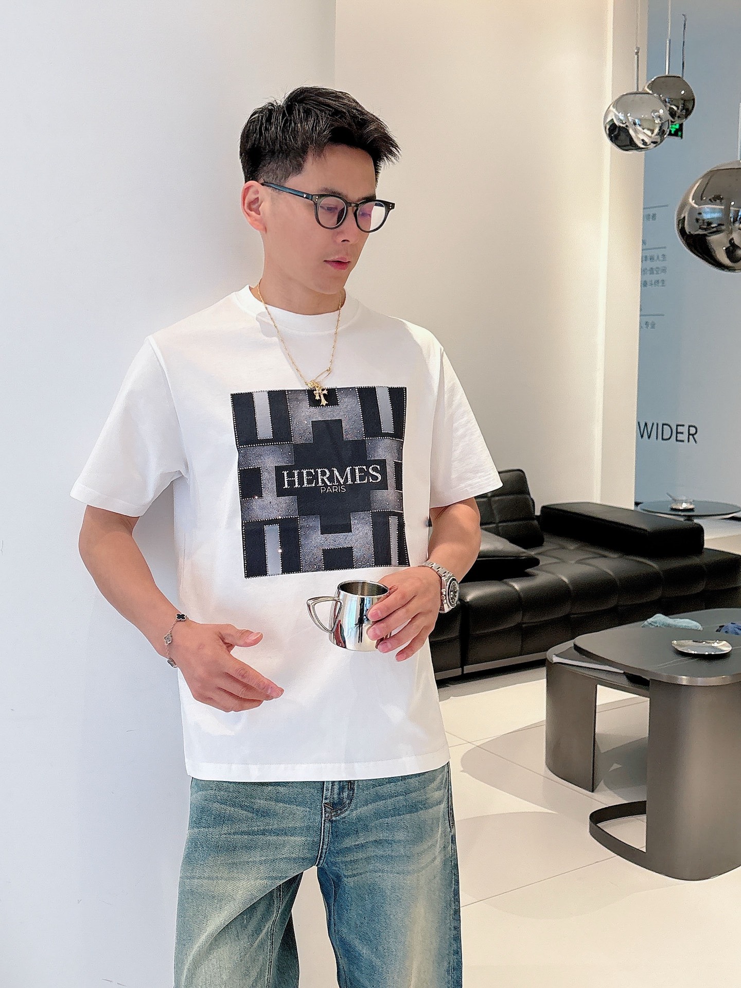  2025春夏系列新品🇨🇳
HERMES 爱马仕秀场同款T恤 ✨此款T恤定制面料饰有H家3D印花➕烫钻工