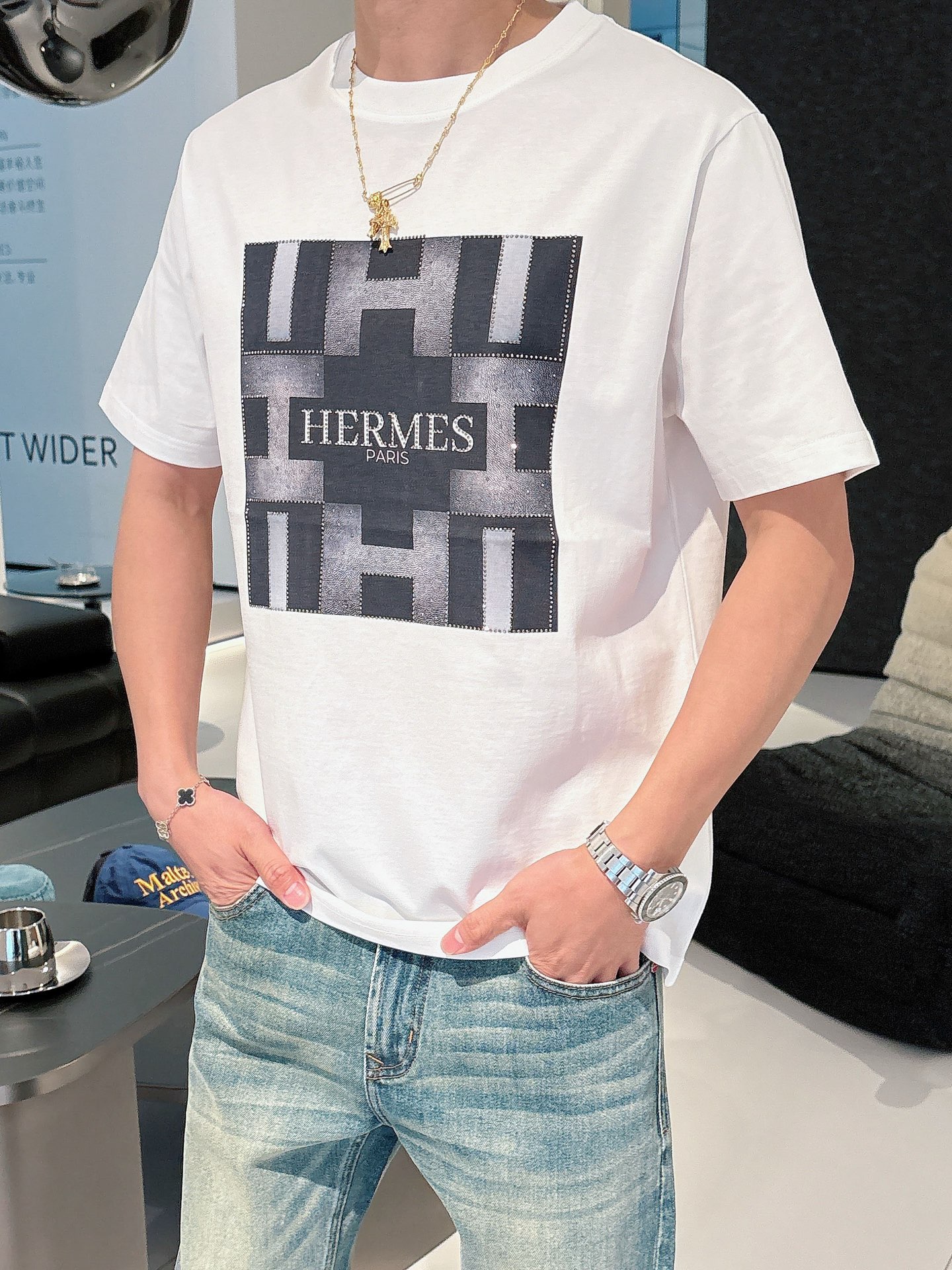  2025春夏系列新品🇨🇳
HERMES 爱马仕秀场同款T恤 ✨此款T恤定制面料饰有H家3D印花➕烫钻工