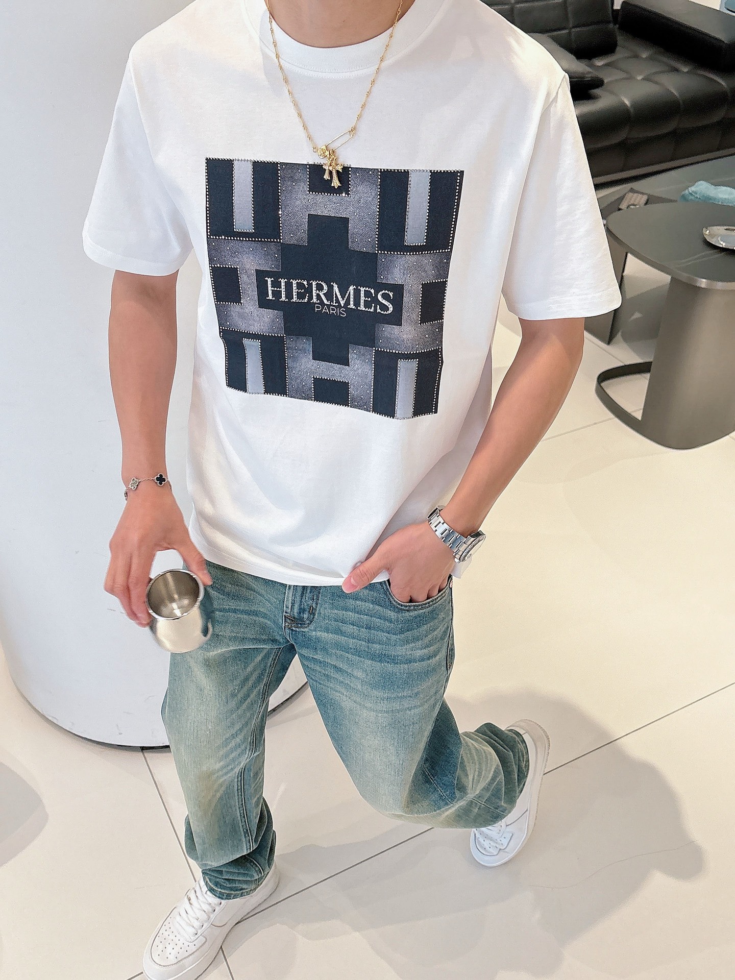  2025春夏系列新品🇨🇳
HERMES 爱马仕秀场同款T恤 ✨此款T恤定制面料饰有H家3D印花➕烫钻工