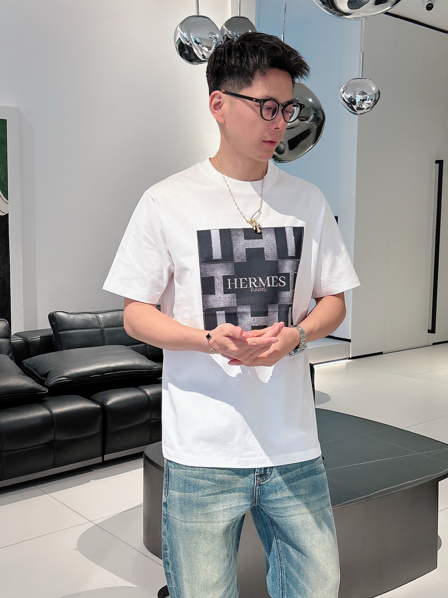  2025春夏系列新品🇨🇳
HERMES 爱马仕秀场同款T恤 ✨此款T恤定制面料饰有H家3D印花➕烫钻工