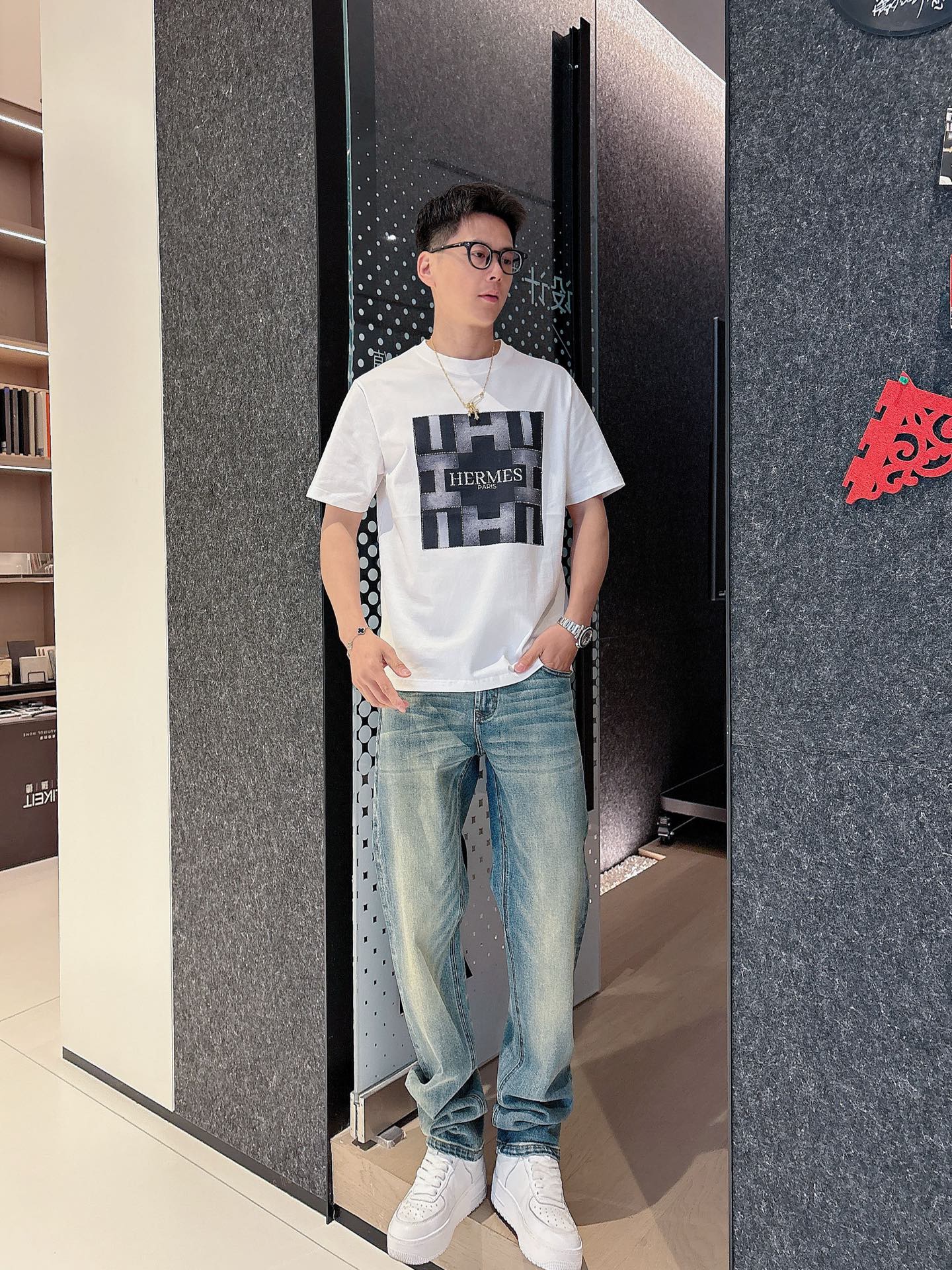  2025春夏系列新品🇨🇳
HERMES 爱马仕秀场同款T恤 ✨此款T恤定制面料饰有H家3D印花➕烫钻工