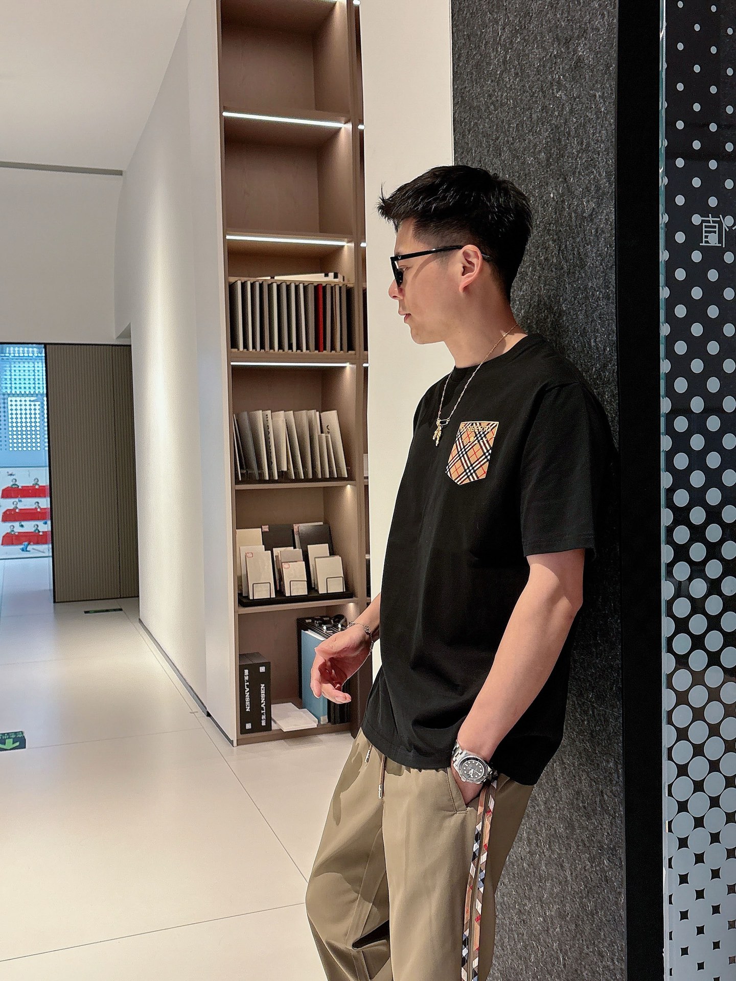  BURBER2025春夏最新，官网春夏新款男士短袖 高端定制进口面料 穿着舒适、胸前假口袋图案设计 百