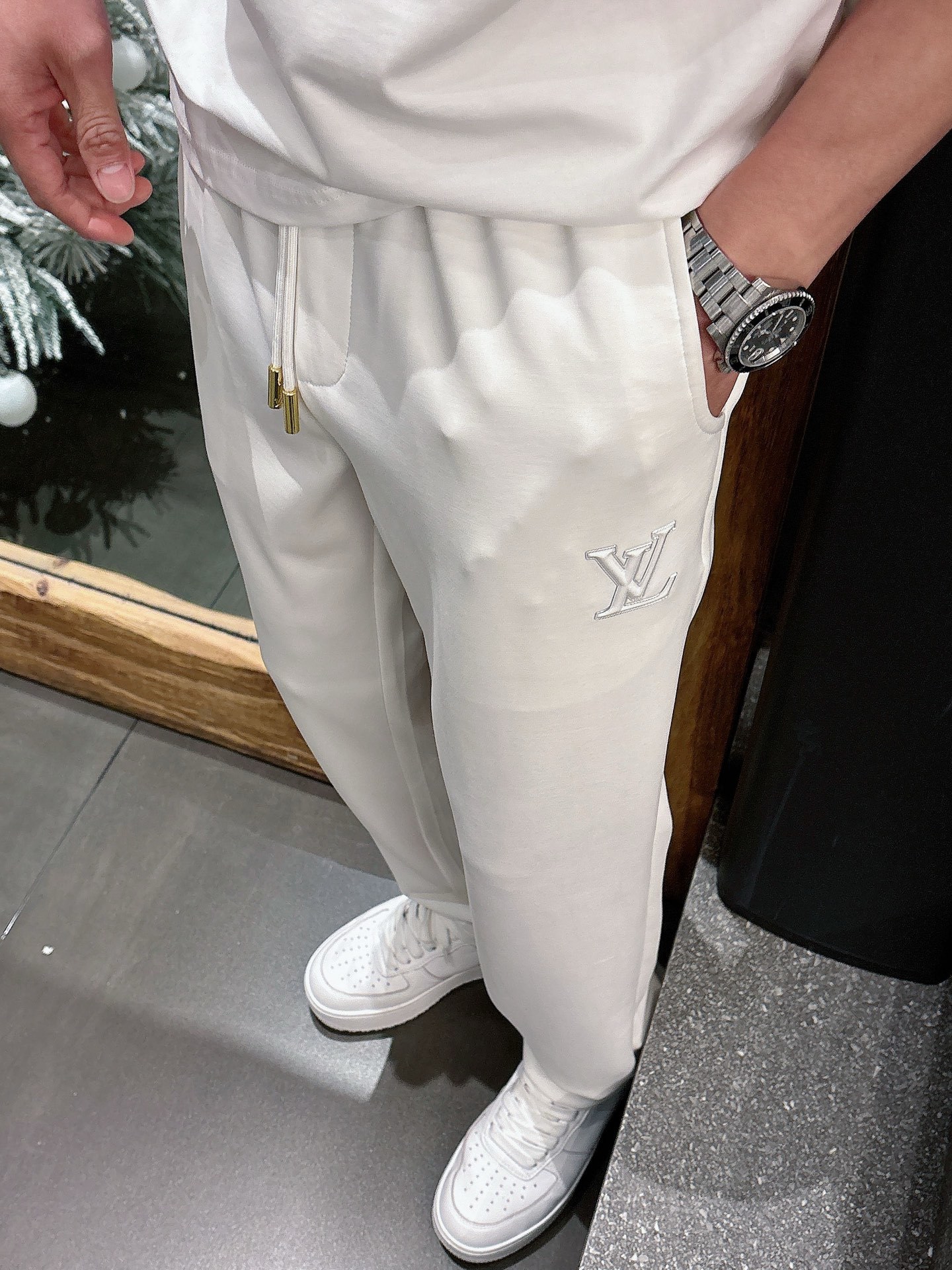 LV# 2025 春夏休闲裤子
美学的焕新诠释,演绎浓郁的格调型时尚风范,细节感和设计感强悍.经典品牌