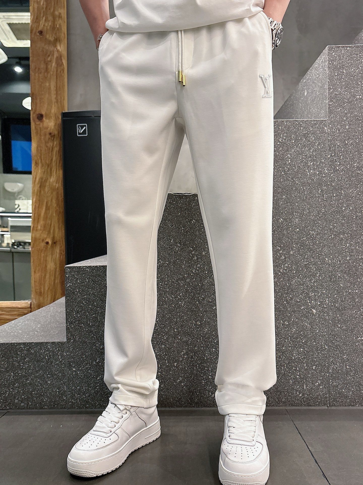LV# 2025 春夏休闲裤子
美学的焕新诠释,演绎浓郁的格调型时尚风范,细节感和设计感强悍.经典品牌