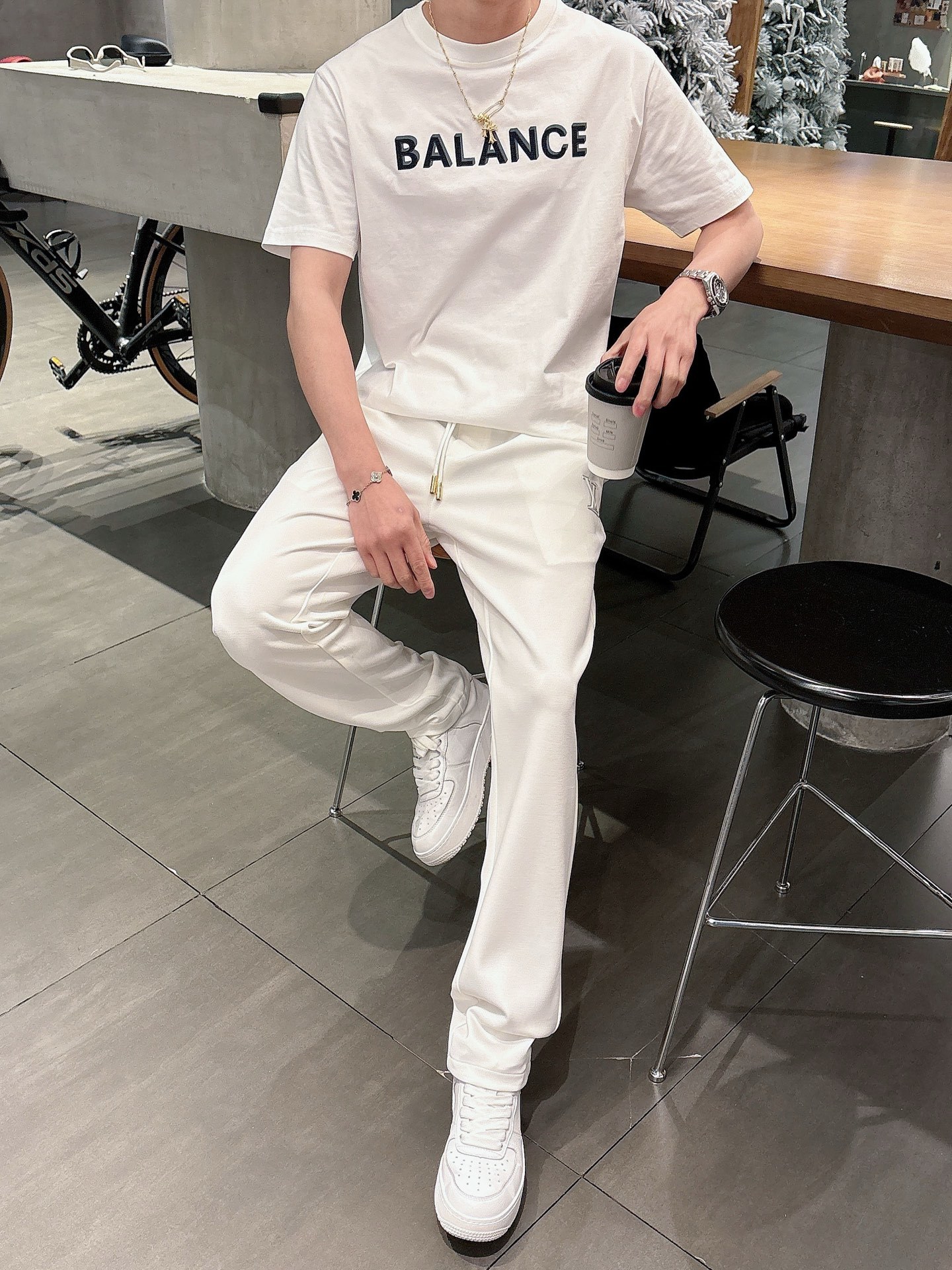 LV# 2025 春夏休闲裤子
美学的焕新诠释,演绎浓郁的格调型时尚风范,细节感和设计感强悍.经典品牌