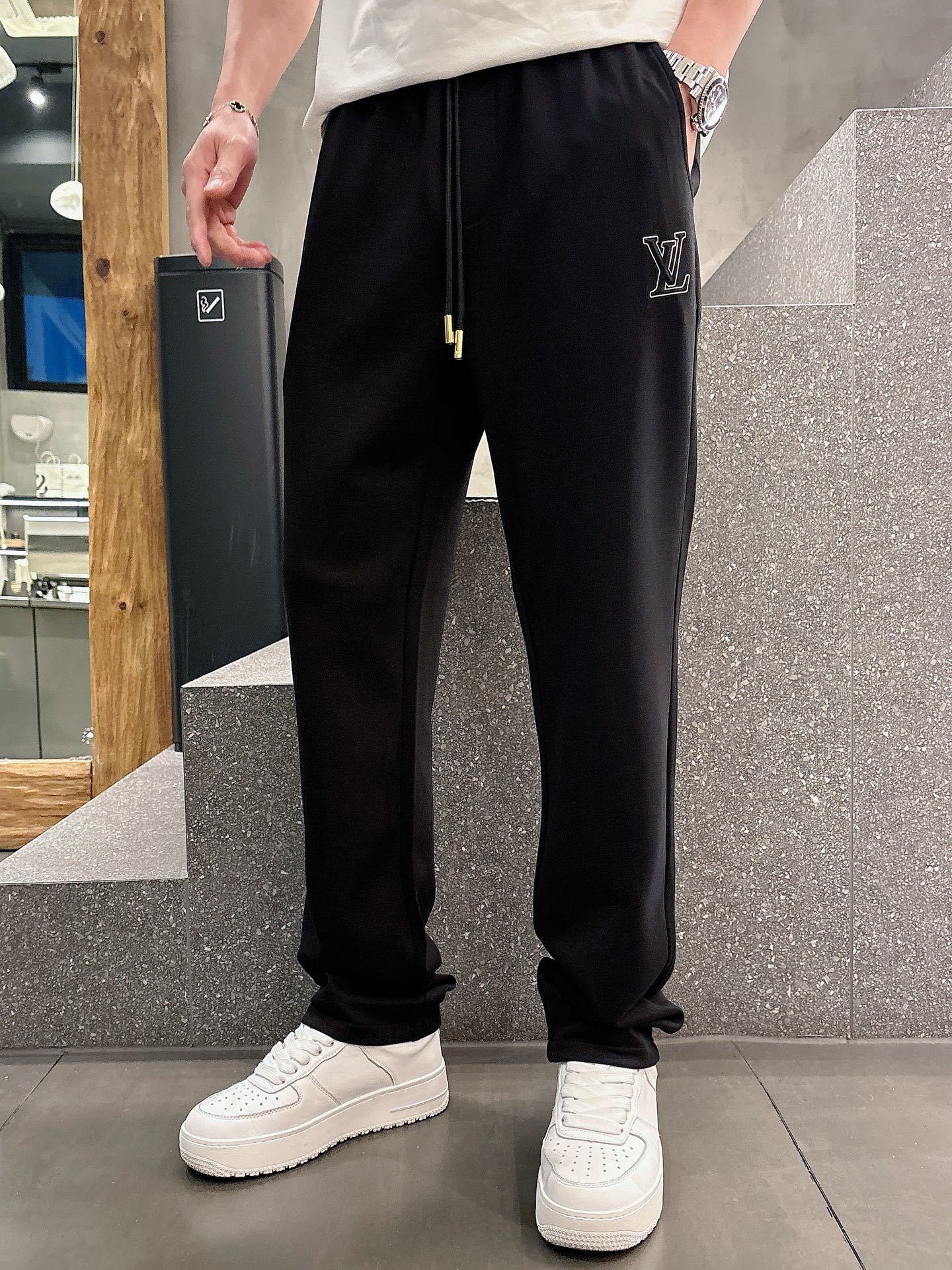 LV# 2025 春夏休闲裤子
美学的焕新诠释,演绎浓郁的格调型时尚风范,细节感和设计感强悍.经典品牌