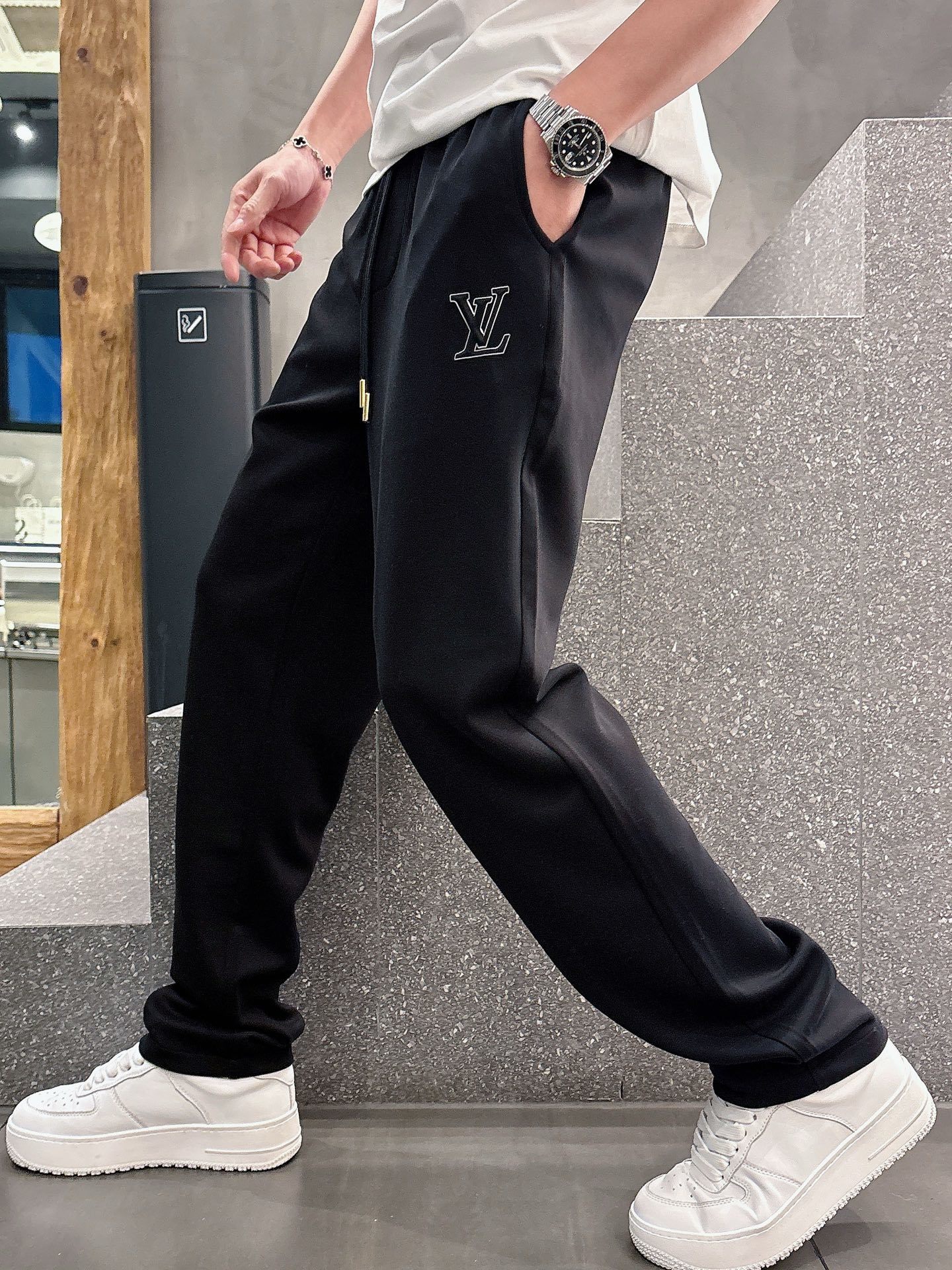 LV# 2025 春夏休闲裤子
美学的焕新诠释,演绎浓郁的格调型时尚风范,细节感和设计感强悍.经典品牌