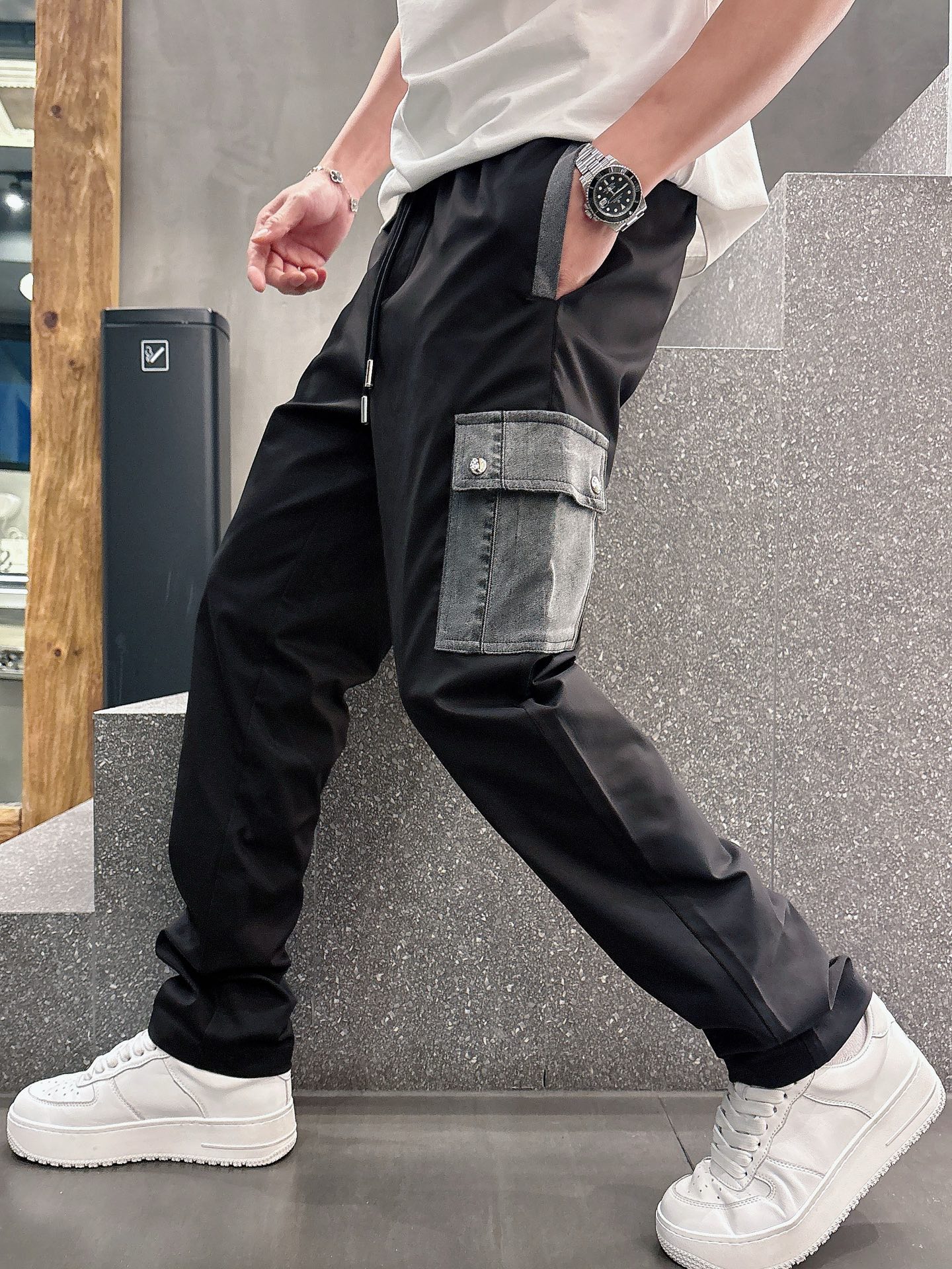  新款上新 普拉达 PRADA
2025新品上架
经典金属三角标拼接工装款长裤 高品质面料、特别手感、超