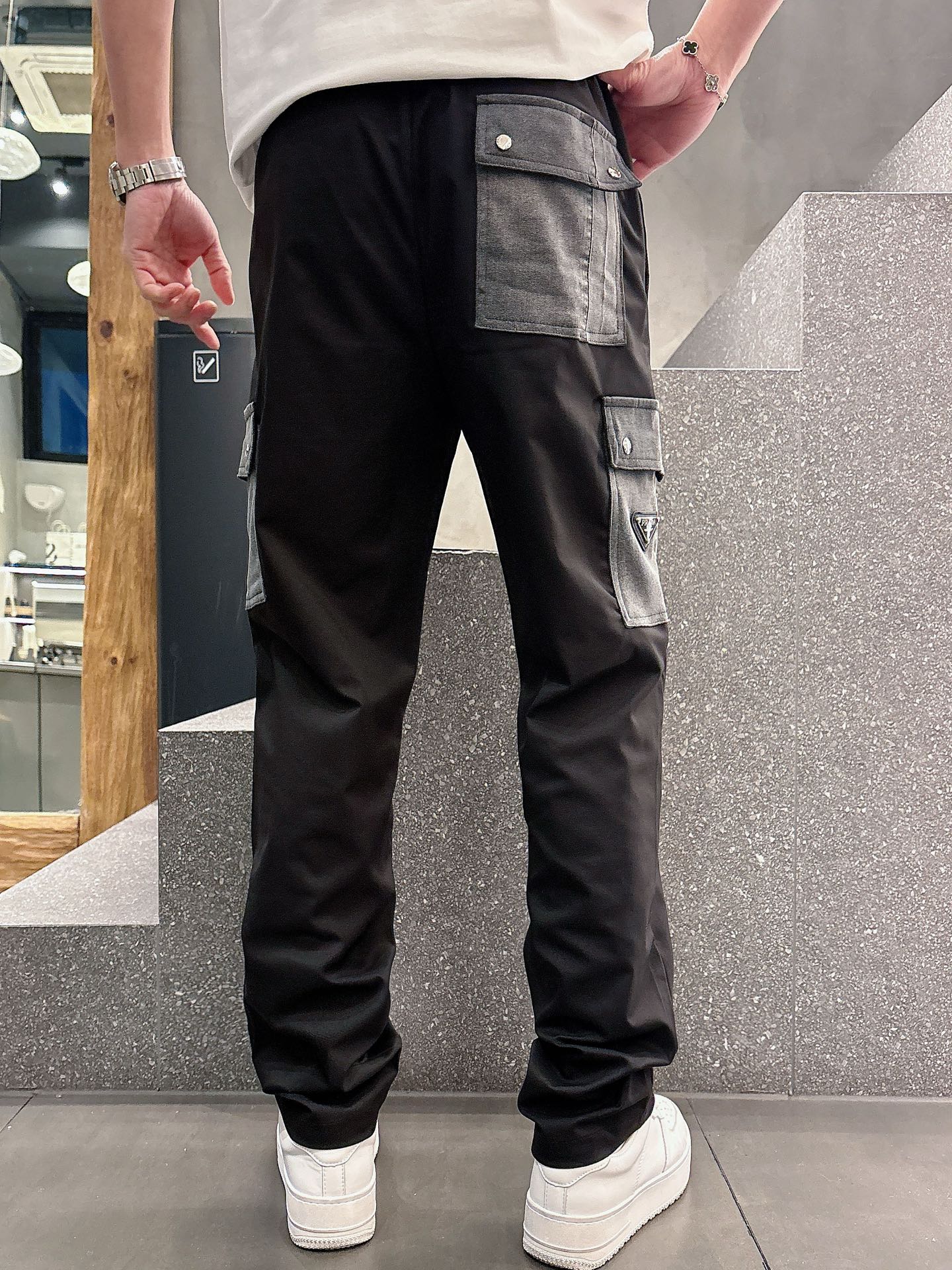  新款上新 普拉达 PRADA
2025新品上架
经典金属三角标拼接工装款长裤 高品质面料、特别手感、超
