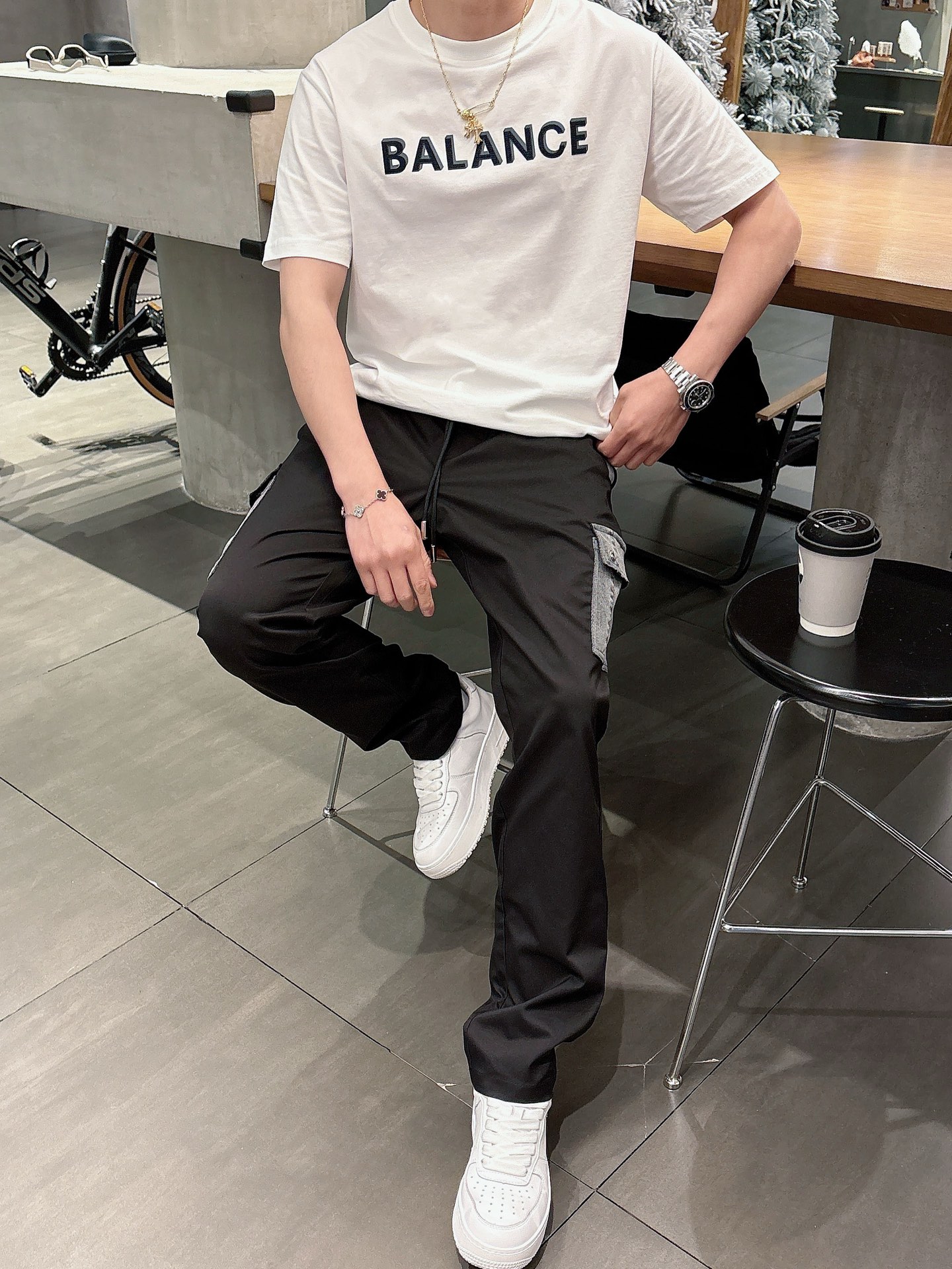  新款上新 普拉达 PRADA
2025新品上架
经典金属三角标拼接工装款长裤 高品质面料、特别手感、超