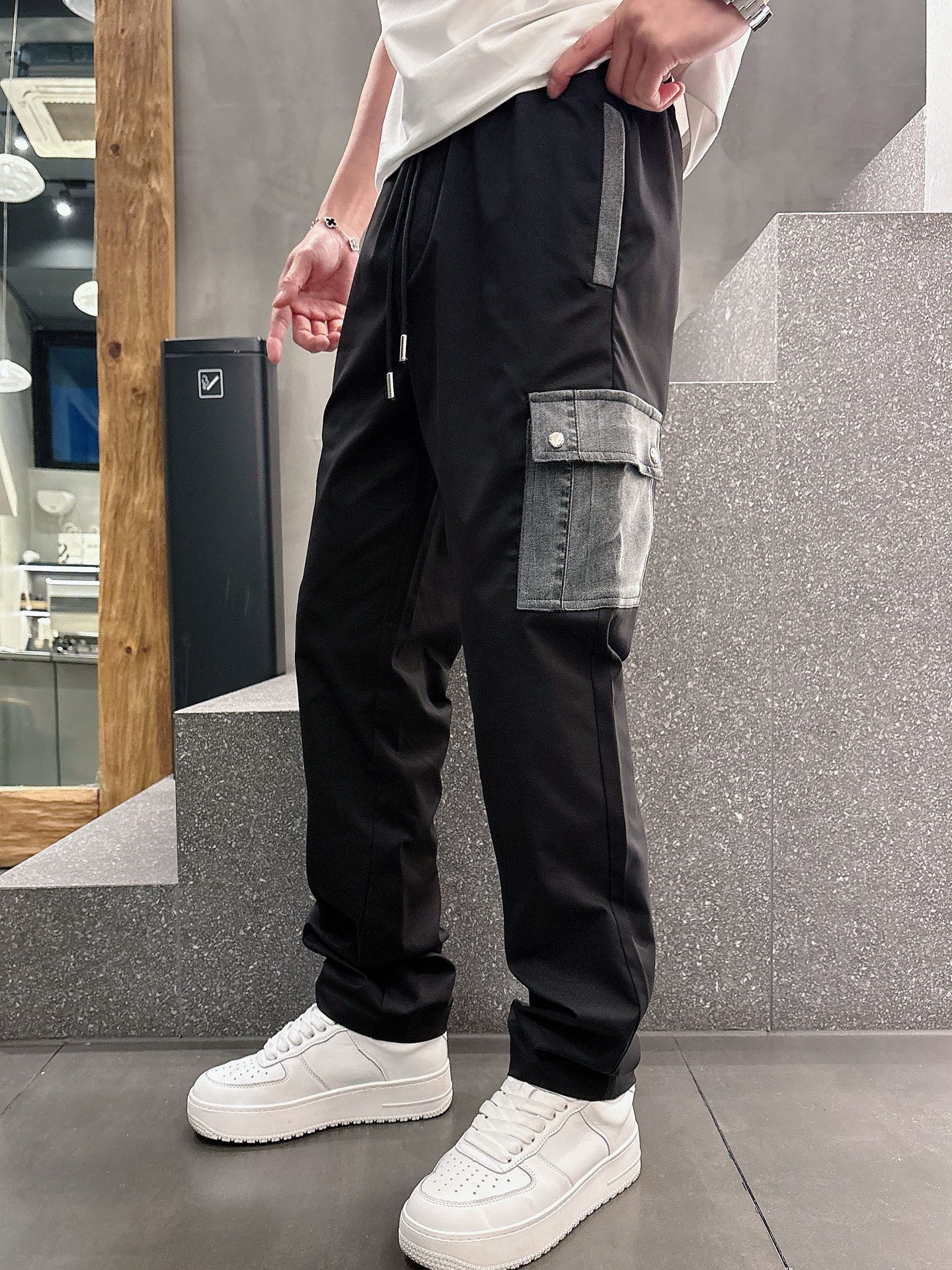  新款上新 普拉达 PRADA
2025新品上架
经典金属三角标拼接工装款长裤 高品质面料、特别手感、超
