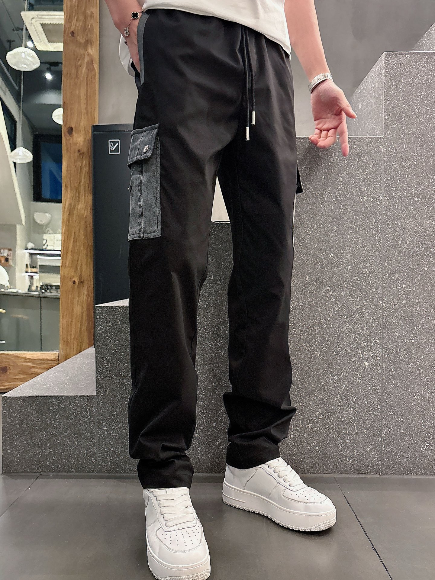  新款上新 普拉达 PRADA
2025新品上架
经典金属三角标拼接工装款长裤 高品质面料、特别手感、超