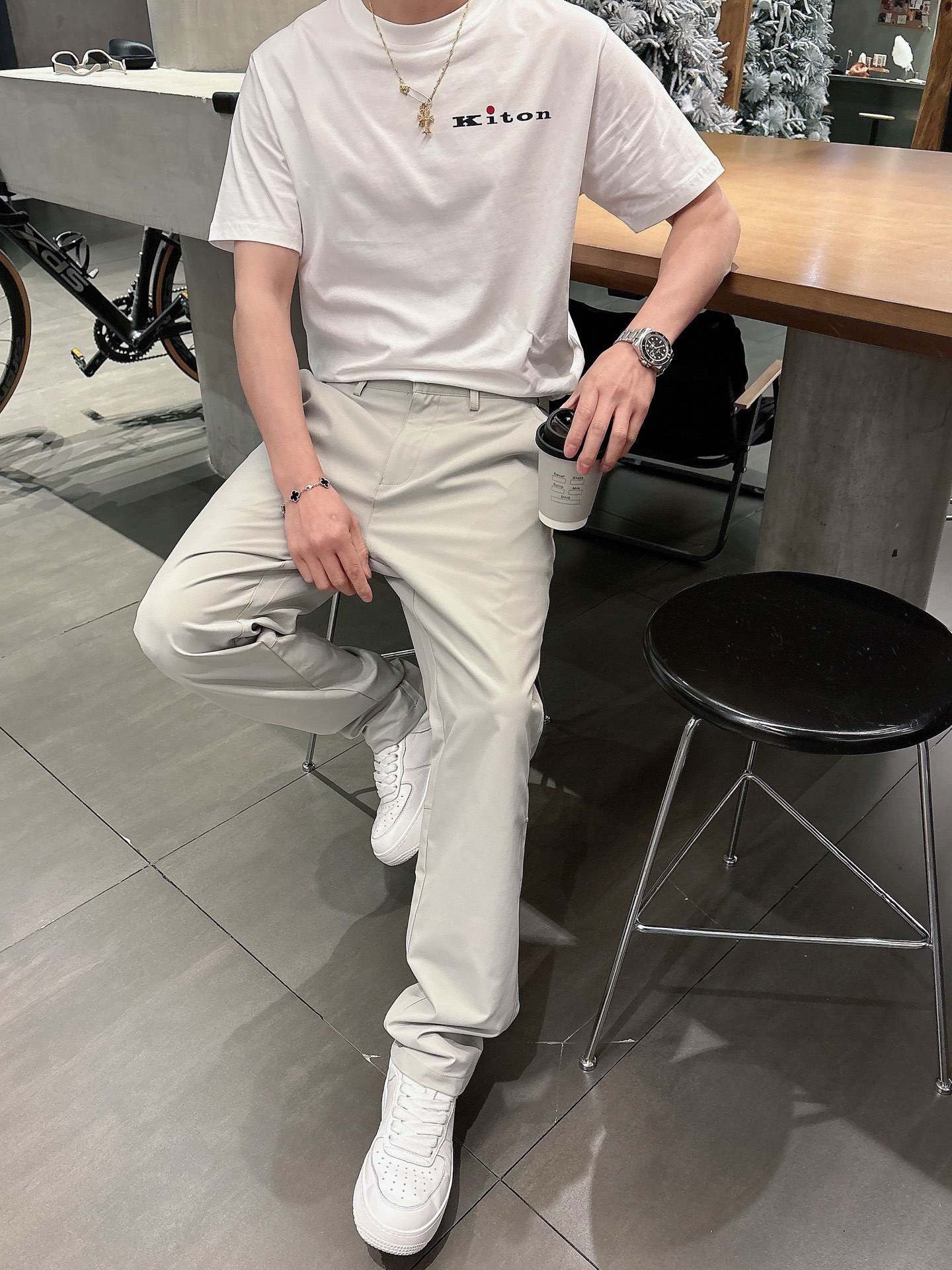 KITON# 2025 春夏休闲裤子
美学的焕新诠释,演绎浓郁的格调型时尚风范,细节感和设计感强悍.经