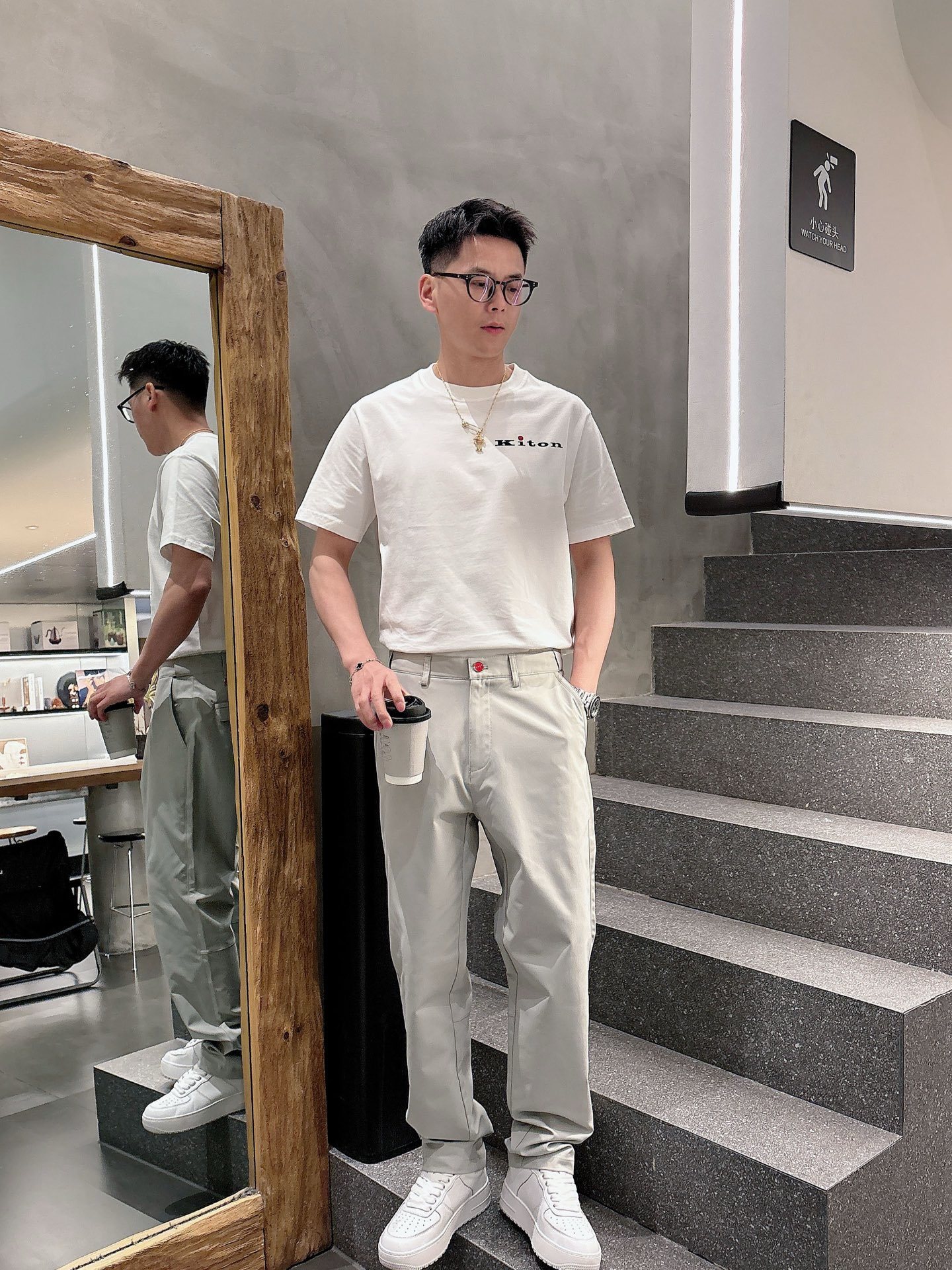 KITON# 2025 春夏休闲裤子
美学的焕新诠释,演绎浓郁的格调型时尚风范,细节感和设计感强悍.经