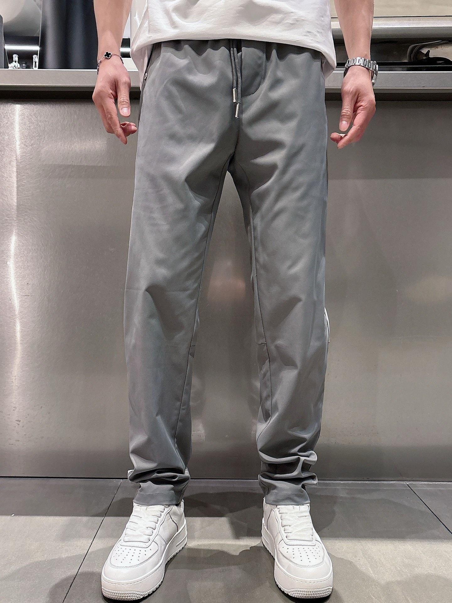   PRADA 2025春夏最新品，专柜同步有售，时尚休闲裤，进口原版面料，做工极为复杂，唯一可以做代购