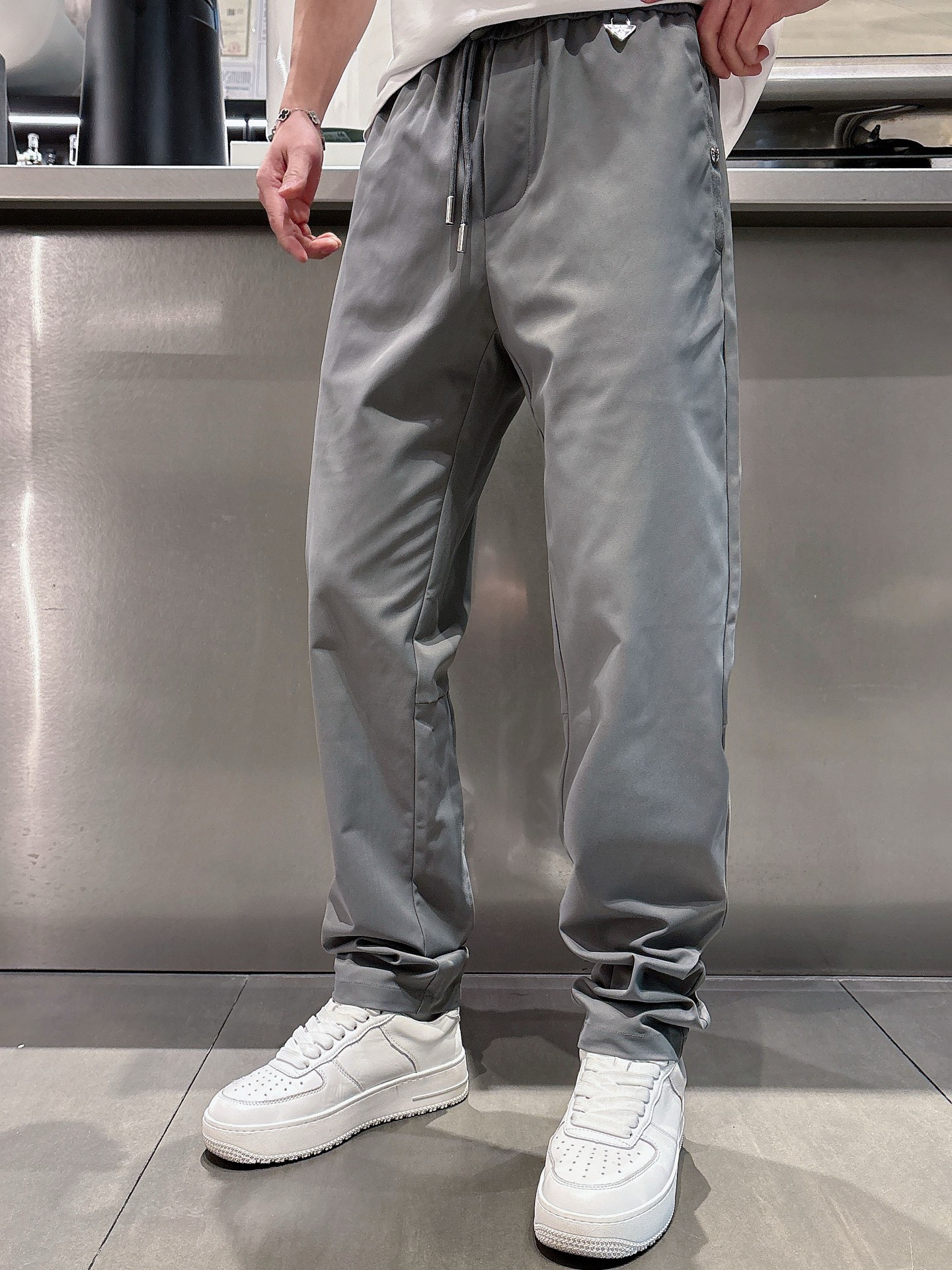   PRADA 2025春夏最新品，专柜同步有售，时尚休闲裤，进口原版面料，做工极为复杂，唯一可以做代购